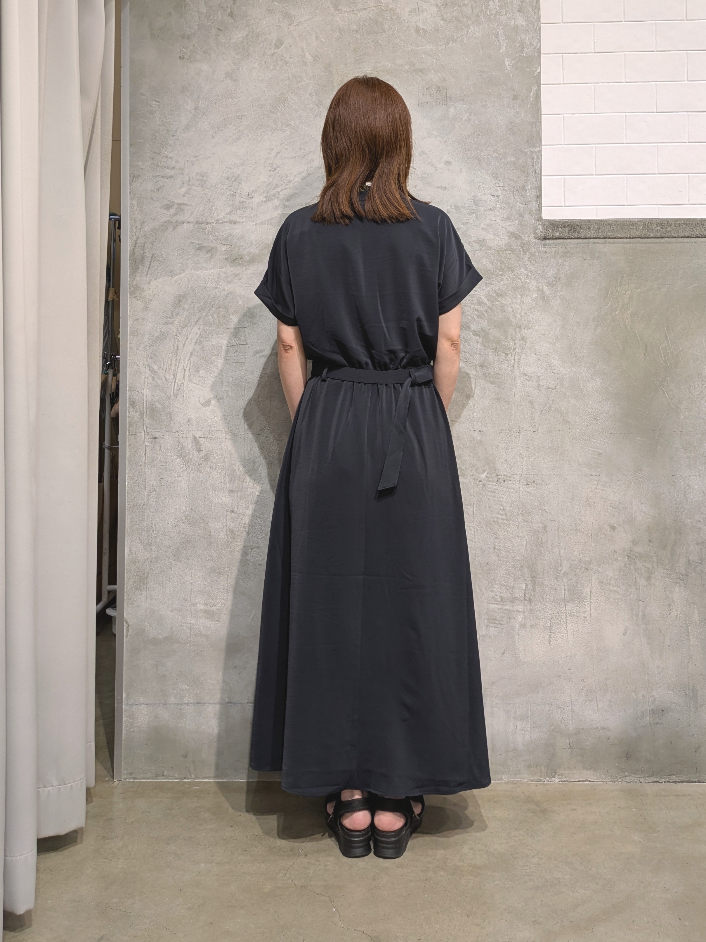  E.Yさんの「THE SHOP TK｜【M-XL/防しわ/UV】やみつきになる とろみスキッパーワンピース」を使ったコーディネート