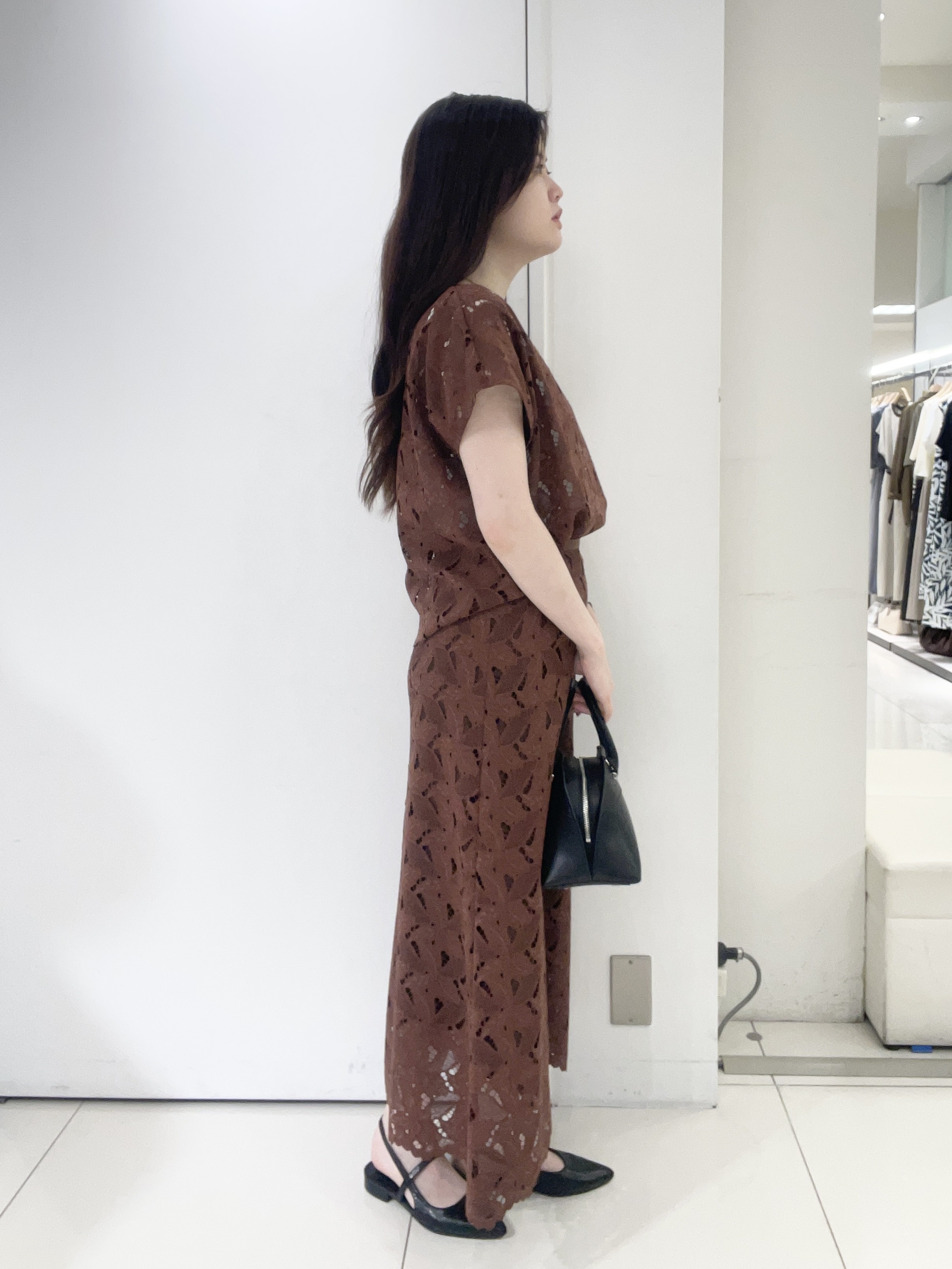 moeさんの「UNTITLED｜【セットアップ可/品のある透け感】リーフレースブラウス」を使ったコーディネート
