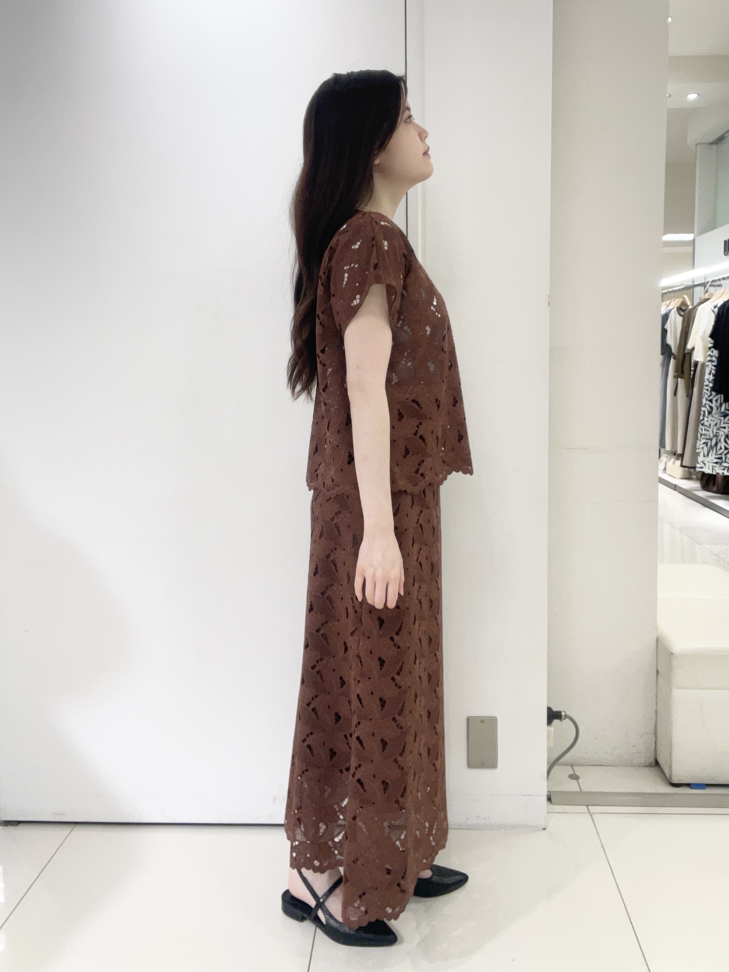 moeさんの「UNTITLED｜【セットアップ可/品のある透け感】リーフレースブラウス」を使ったコーディネート