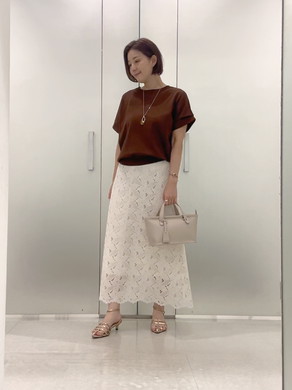 まどかさんの「UNTITLED｜【秋のきれいめ服/セットアップ可】リーフレースロングスカート」を使ったコーディネート