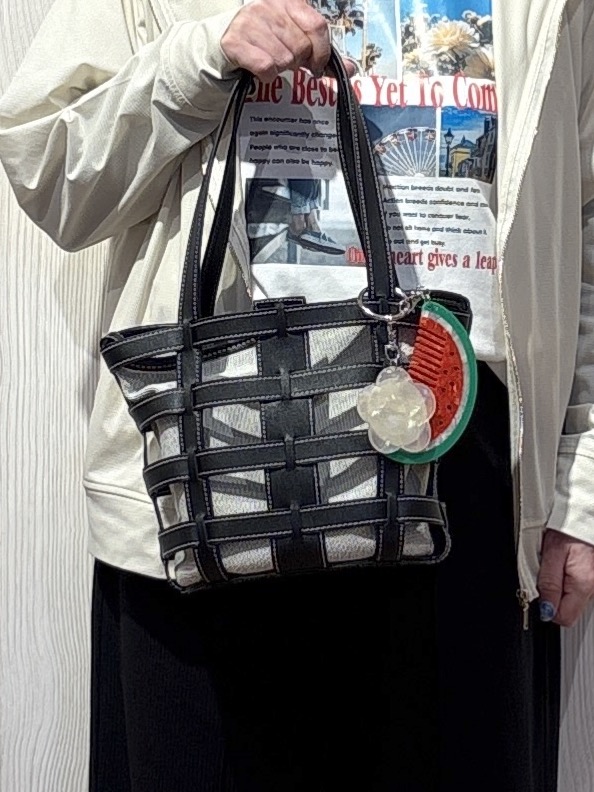 わかさんの「SHOO･LA･RUE｜【UV/洗濯機可】日焼け対策も快適に 指穴つき ジップパーカー」を使ったコーディネート