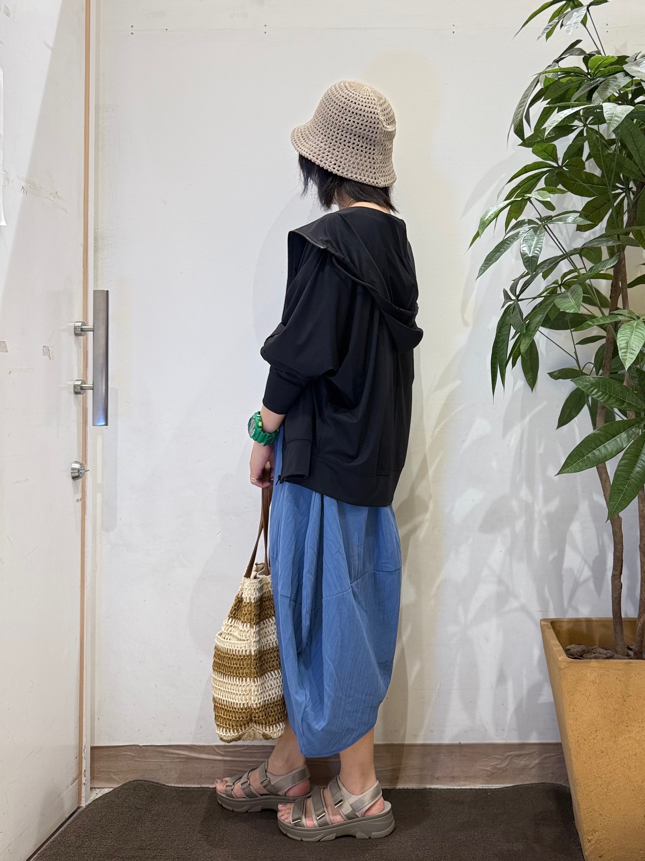 misakiさんの「SHOO･LA･RUE｜【UV/S-LL/洗濯機可】手の甲から首元まで隠れる 指穴つき ドルマンパーカー」を使ったコーディネート