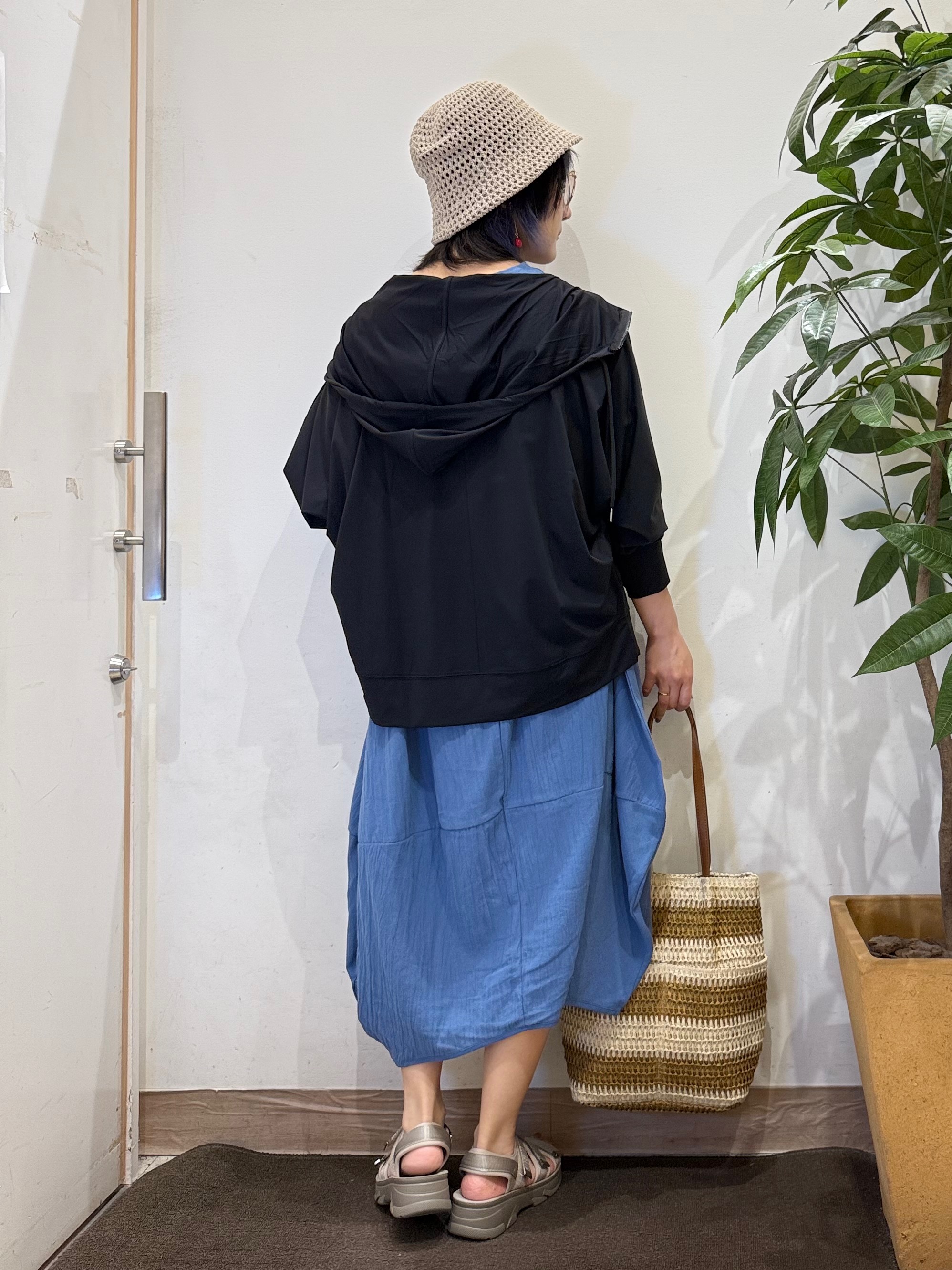 misakiさんの「SHOO･LA･RUE｜【UV/S-LL/洗濯機可】手の甲から首元まで隠れる 指穴つき ドルマンパーカー」を使ったコーディネート