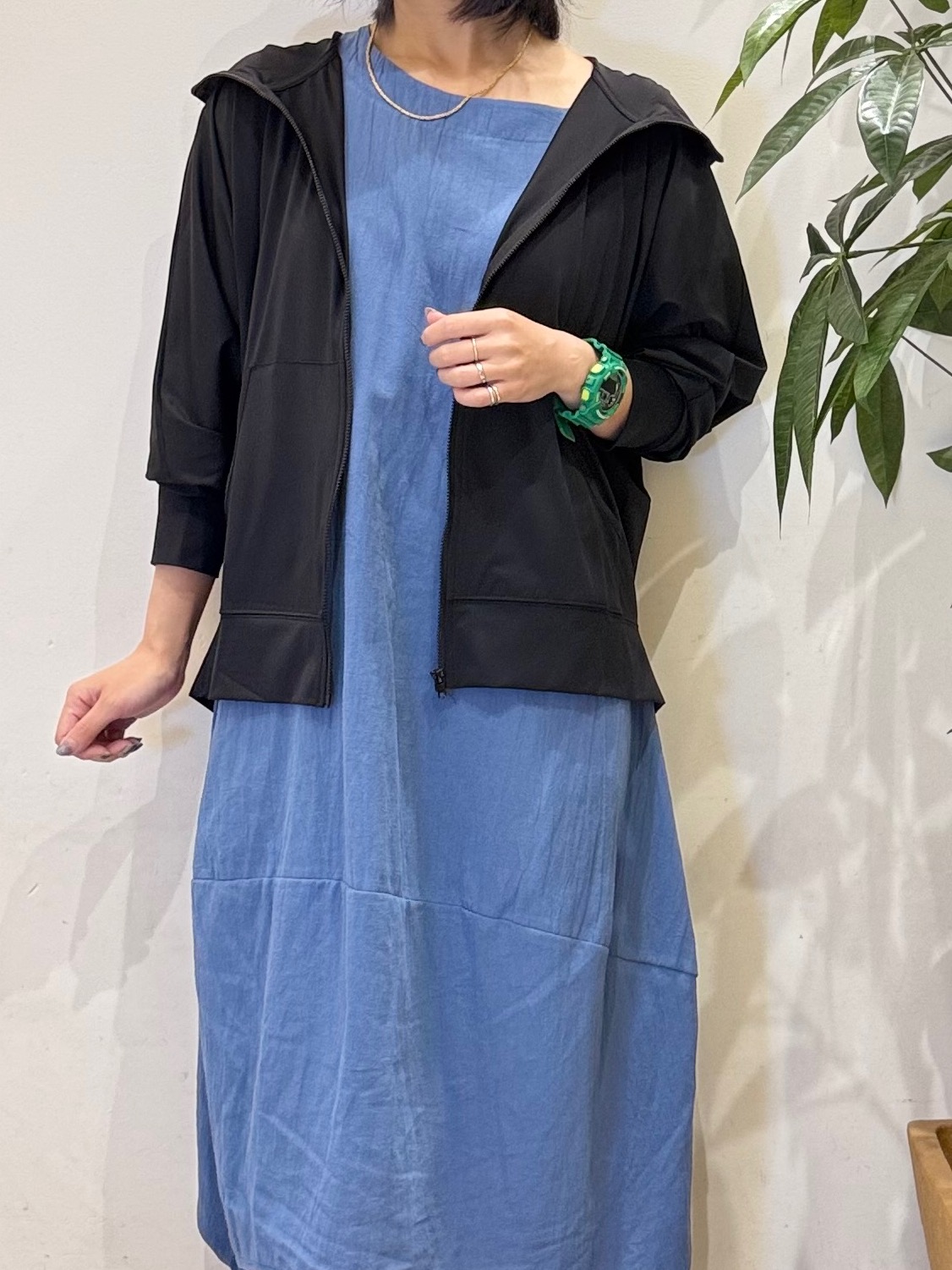 misakiさんの「SHOO･LA･RUE｜【UV/S-LL/洗濯機可】手の甲から首元まで隠れる 指穴つき ドルマンパーカー」を使ったコーディネート