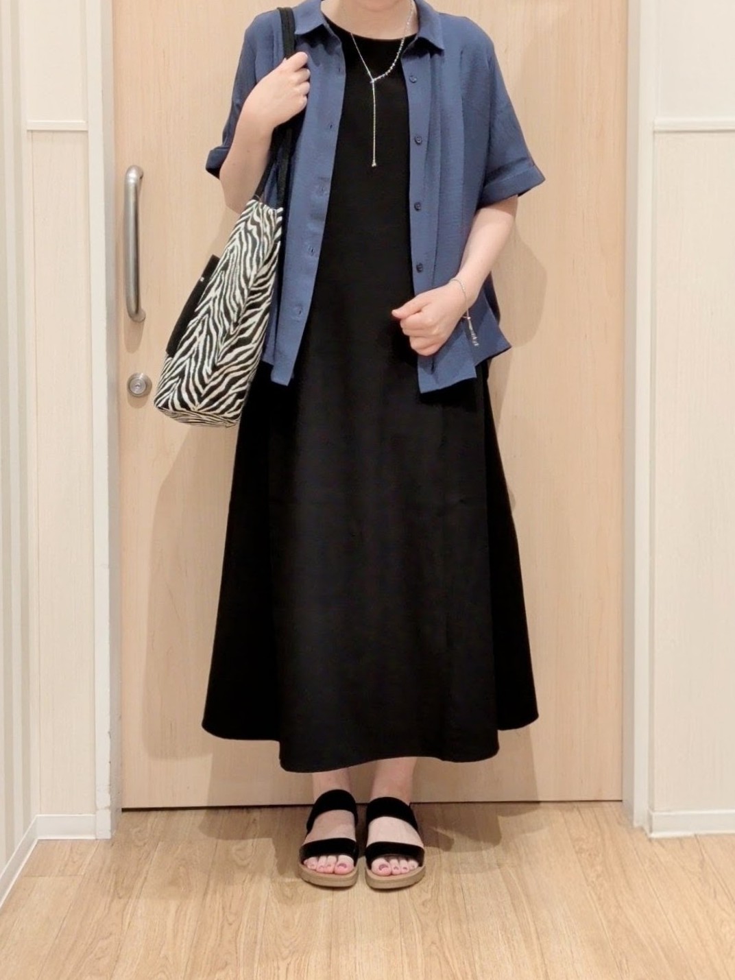 あさんの「SHOO･LA･RUE｜【洗濯後しわになりにくい/体型カバー】二の腕も隠せる　お袖ロールアップ半袖シャツ」を使ったコーディネート
