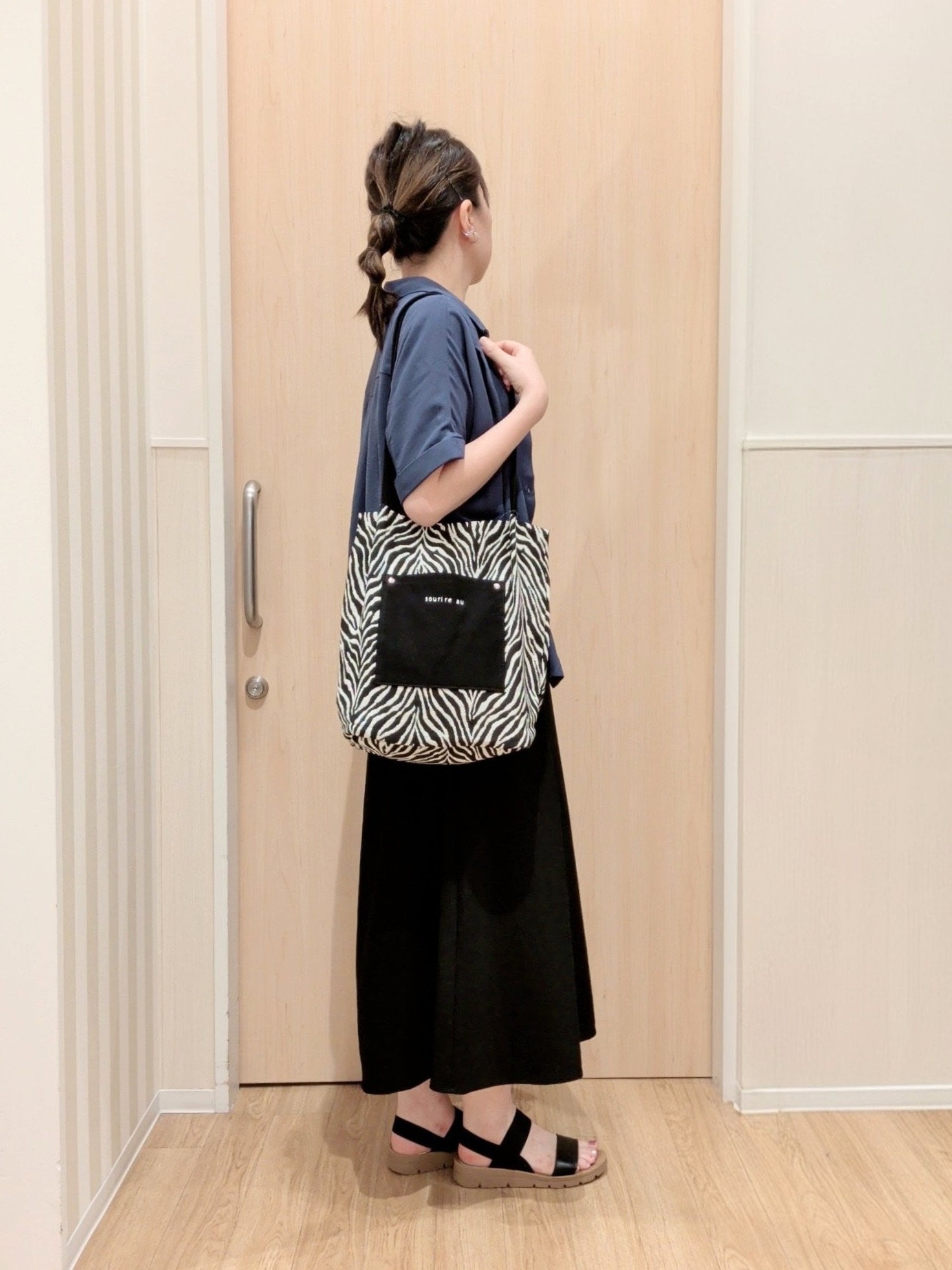 あさんの「SHOO･LA･RUE｜【洗濯後しわになりにくい/体型カバー】二の腕も隠せる　お袖ロールアップ半袖シャツ」を使ったコーディネート