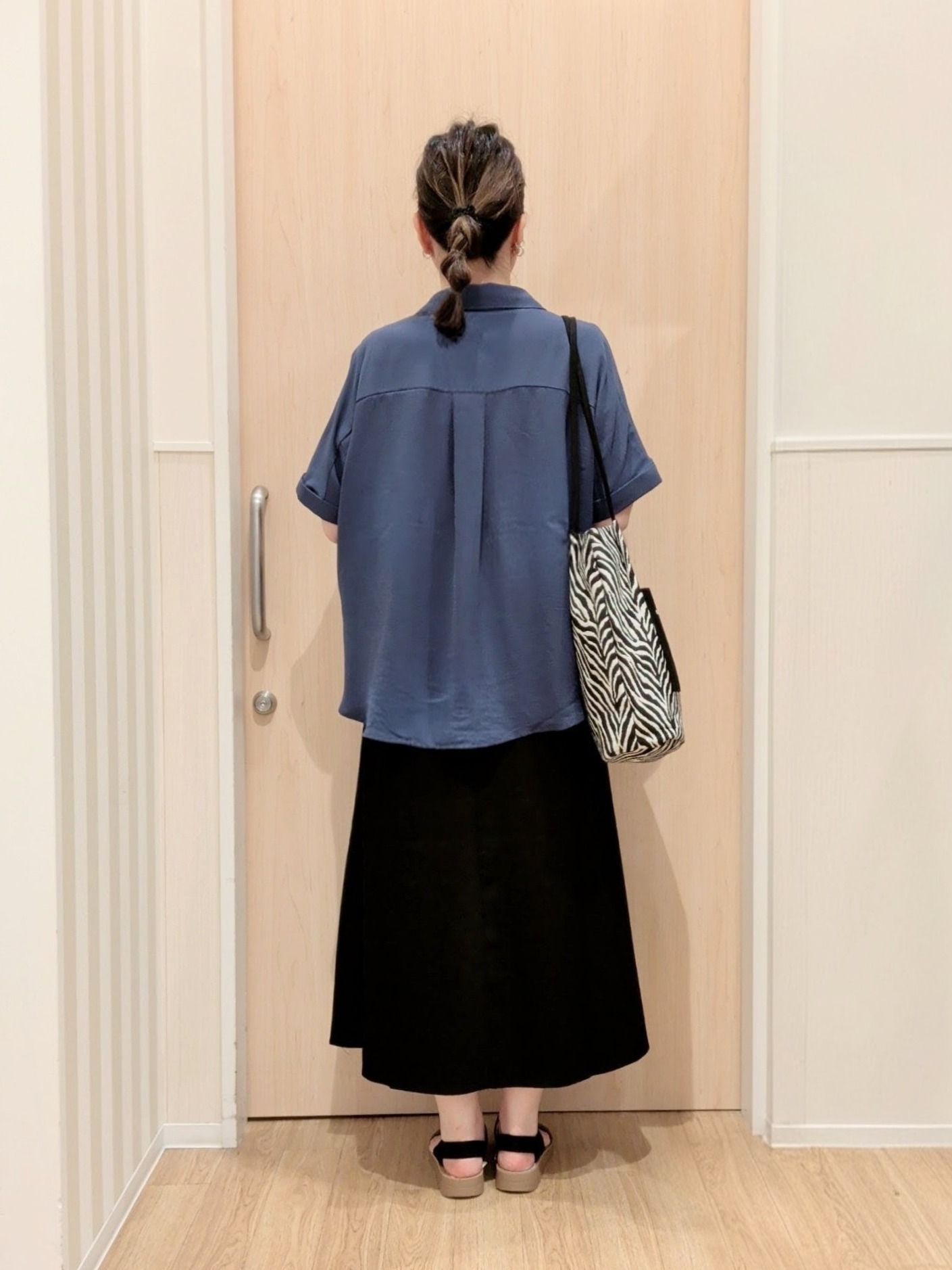 あさんの「SHOO･LA･RUE｜【洗濯後しわになりにくい/体型カバー】二の腕も隠せる　お袖ロールアップ半袖シャツ」を使ったコーディネート