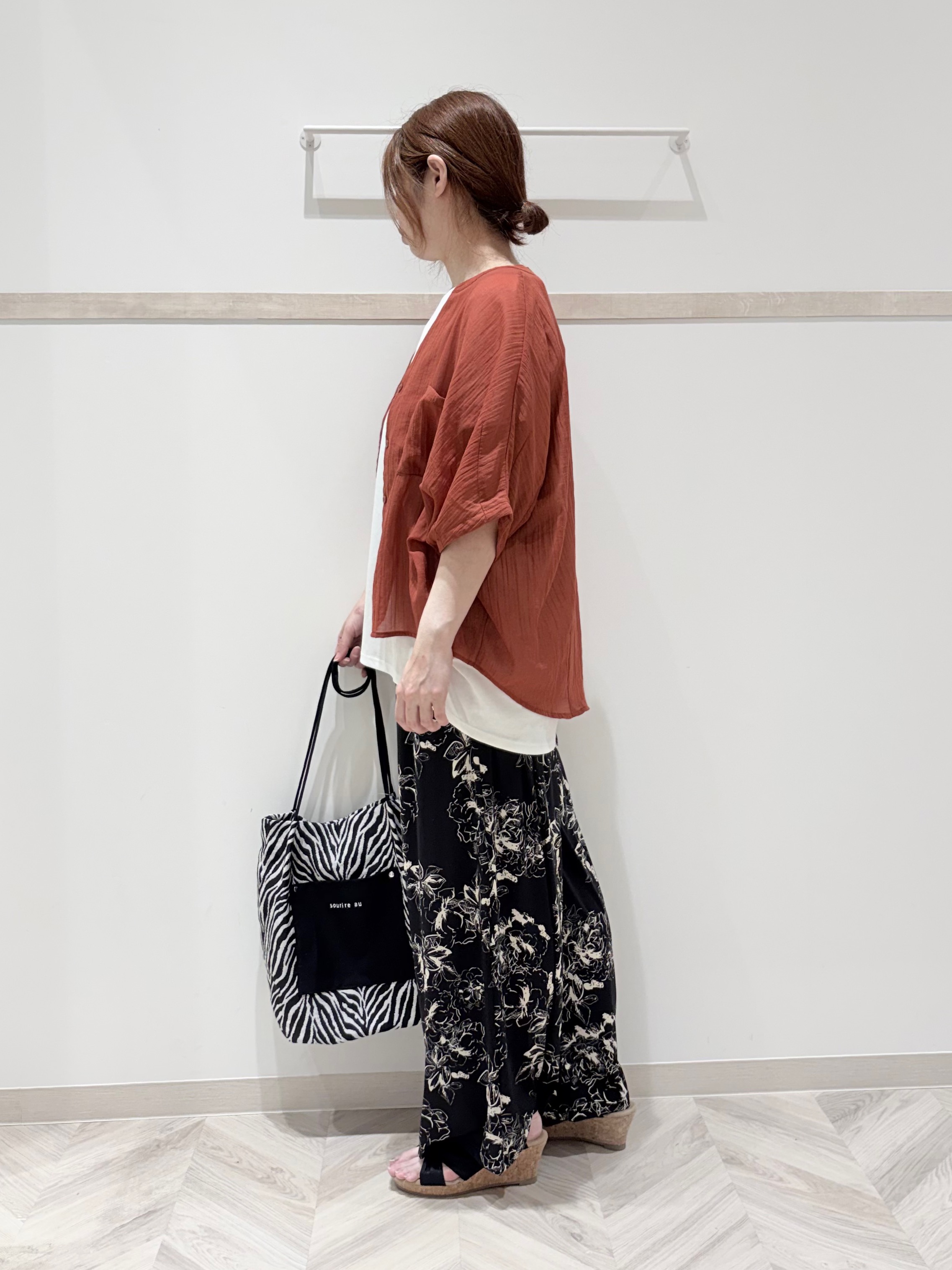 c_h_i_k_aさんの「SHOO･LA･RUE｜【洗濯機可/選べる6色】程よいシアー感が涼し気 ゆったりワッシャードルマンブラウス」を使ったコーディネート