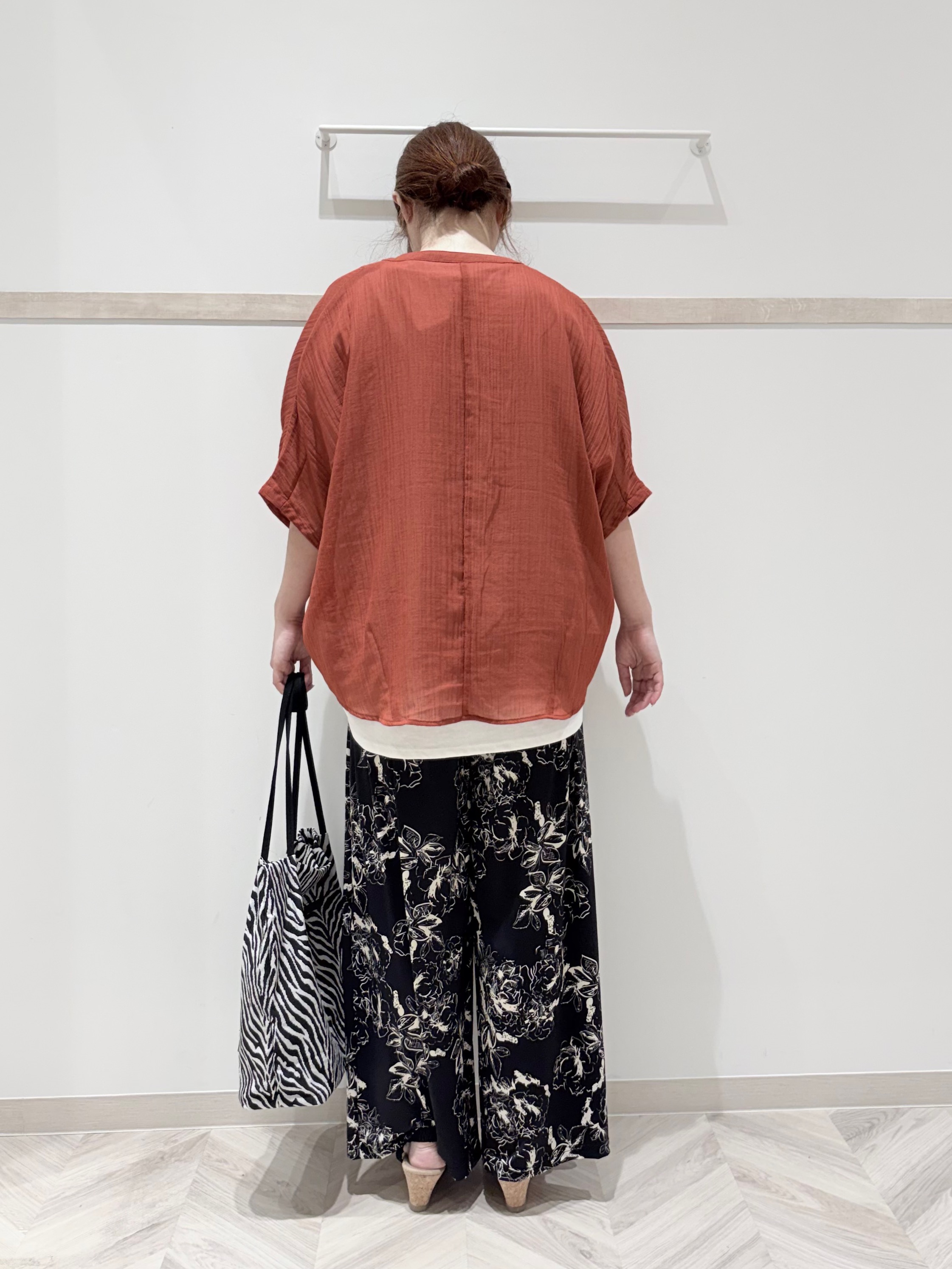 c_h_i_k_aさんの「SHOO･LA･RUE｜【洗濯機可/選べる6色】程よいシアー感が涼し気 ゆったりワッシャードルマンブラウス」を使ったコーディネート