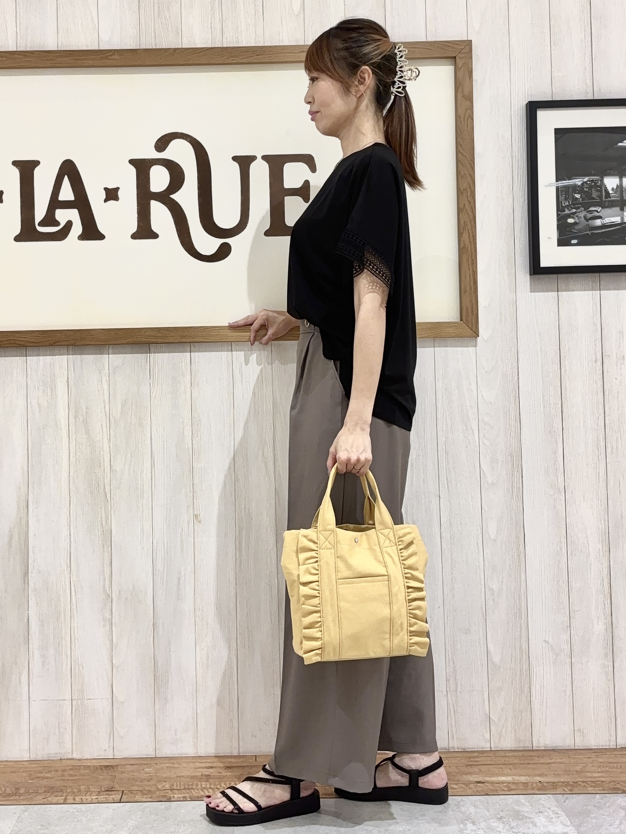 みきぽんさんの「SHOO･LA･RUE｜【UV/洗濯機可/体型カバー】ヒップ周りが隠せる お袖レースTシャツ」を使ったコーディネート