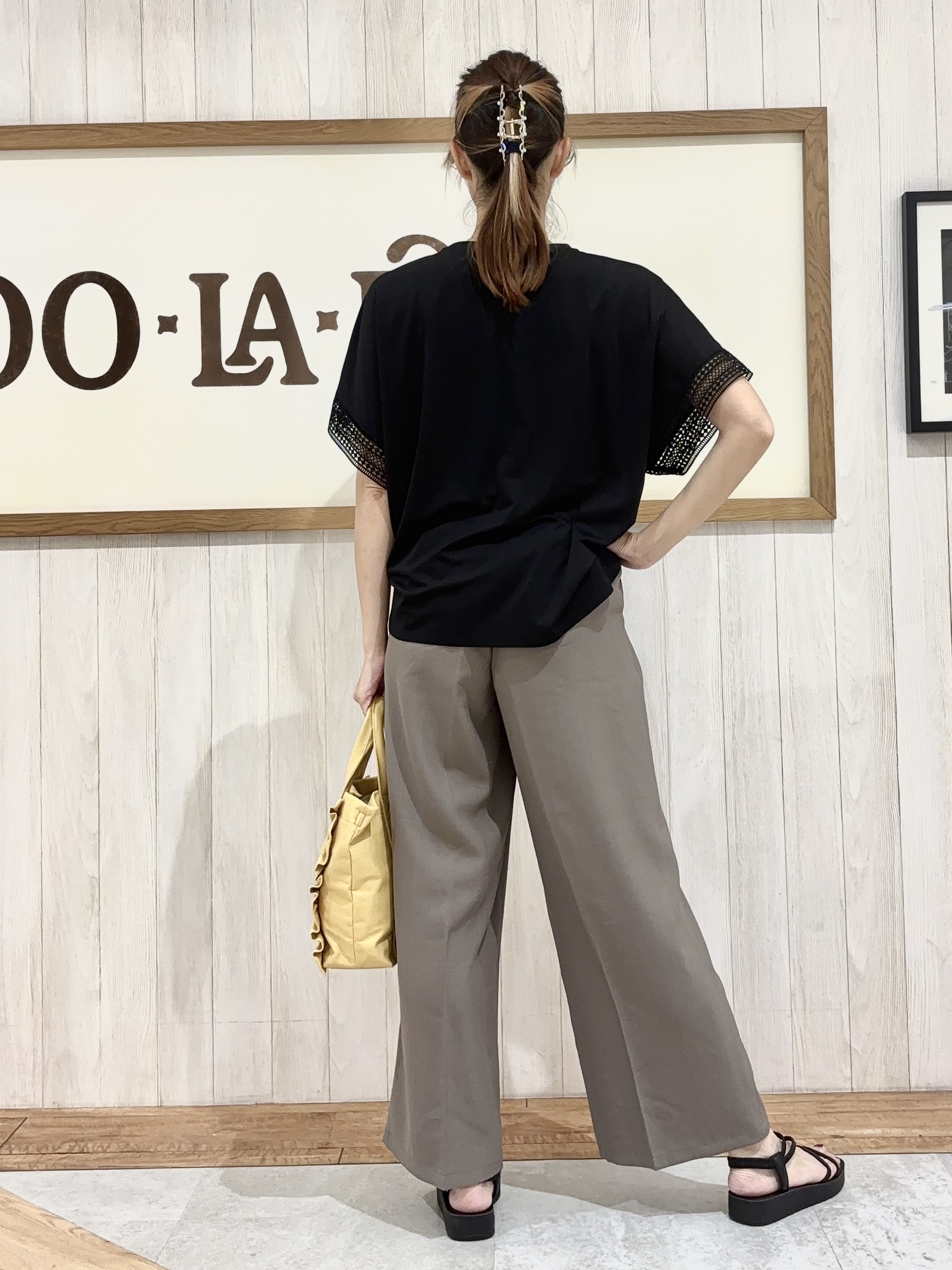みきぽんさんの「SHOO･LA･RUE｜【UV/洗濯機可/体型カバー】ヒップ周りが隠せる お袖レースTシャツ」を使ったコーディネート