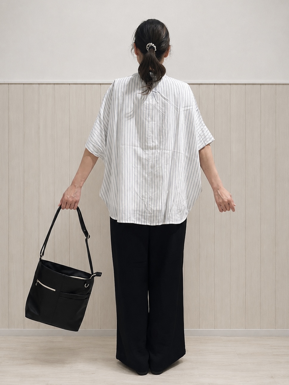 まつみさんの「SHOO･LA･RUE｜【洗濯機可/体型カバー】二の腕隠れる ゆるっとドルマンバンドカラーシャツ」を使ったコーディネート