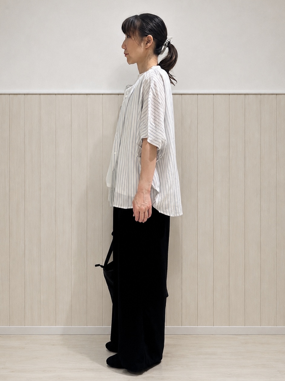 まつみさんの「SHOO･LA･RUE｜【洗濯機可/体型カバー】二の腕隠れる ゆるっとドルマンバンドカラーシャツ」を使ったコーディネート