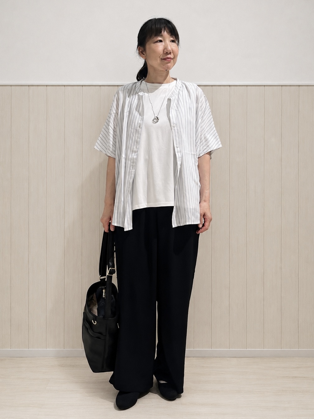 まつみさんの「SHOO･LA･RUE｜【洗濯機可/体型カバー】二の腕隠れる ゆるっとドルマンバンドカラーシャツ」を使ったコーディネート