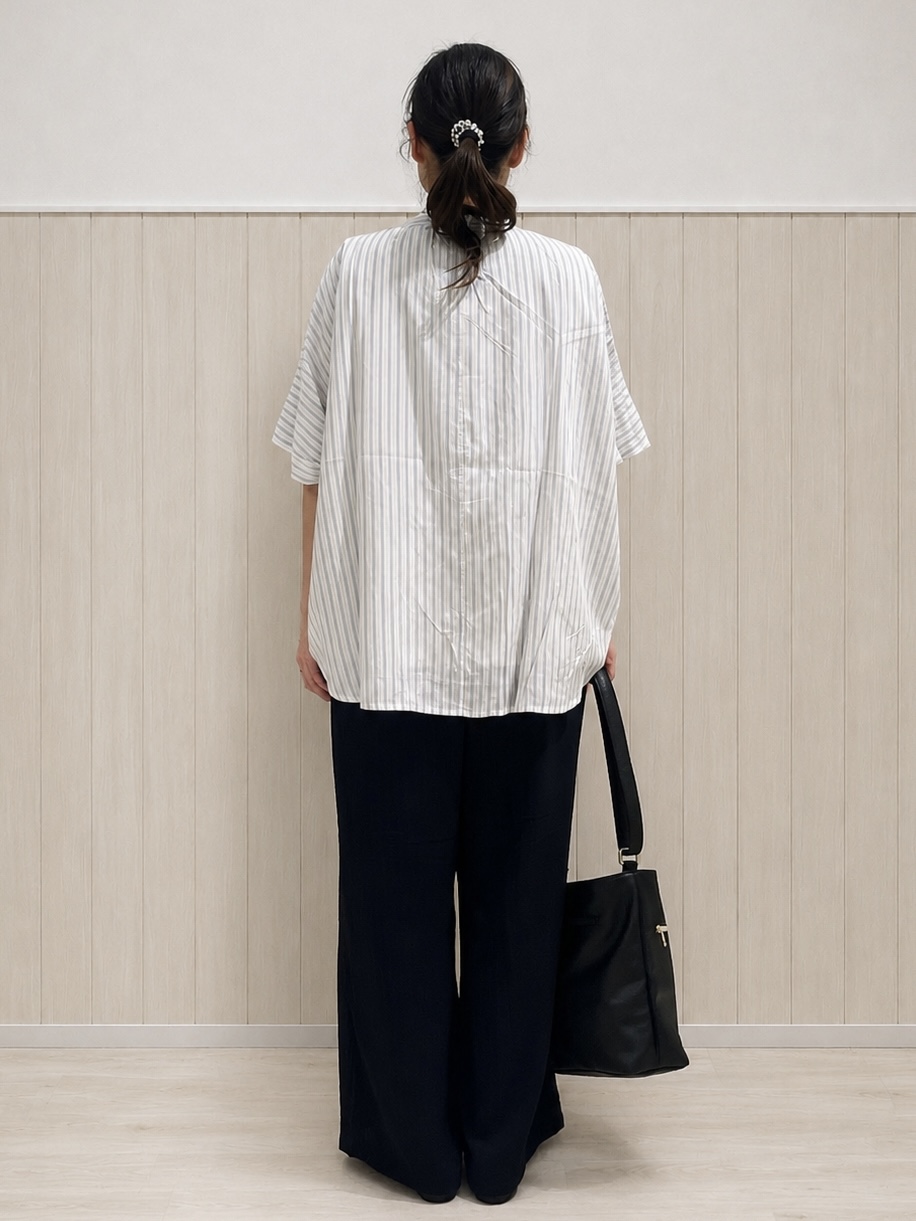 まつみさんの「SHOO･LA･RUE｜【洗濯機可/体型カバー】二の腕隠れる ゆるっとドルマンバンドカラーシャツ」を使ったコーディネート