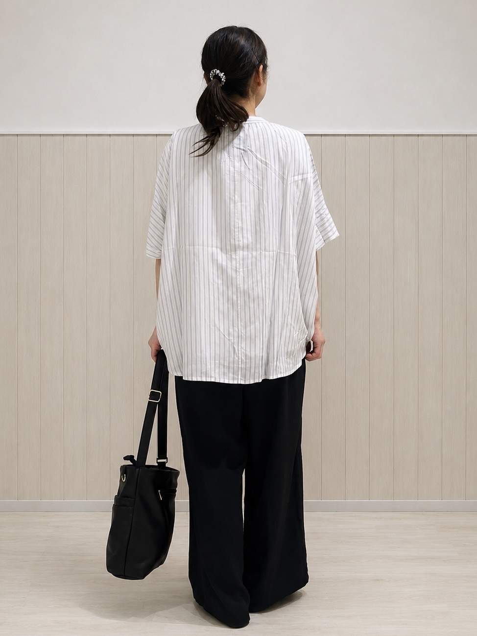 まつみさんの「SHOO･LA･RUE｜【洗濯機可/体型カバー】二の腕隠れる ゆるっとドルマンバンドカラーシャツ」を使ったコーディネート