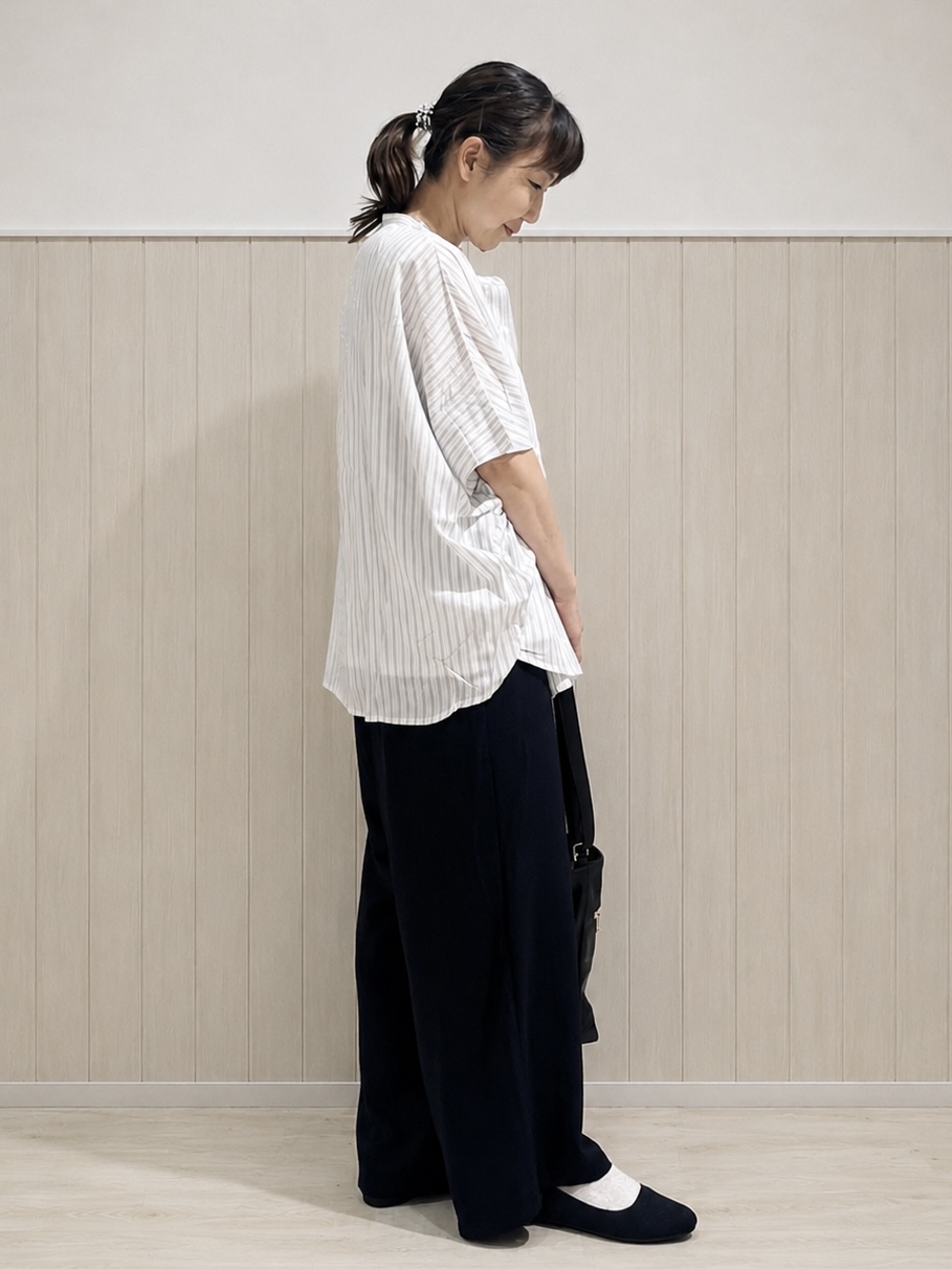 まつみさんの「SHOO･LA･RUE｜【洗濯機可/体型カバー】二の腕隠れる ゆるっとドルマンバンドカラーシャツ」を使ったコーディネート