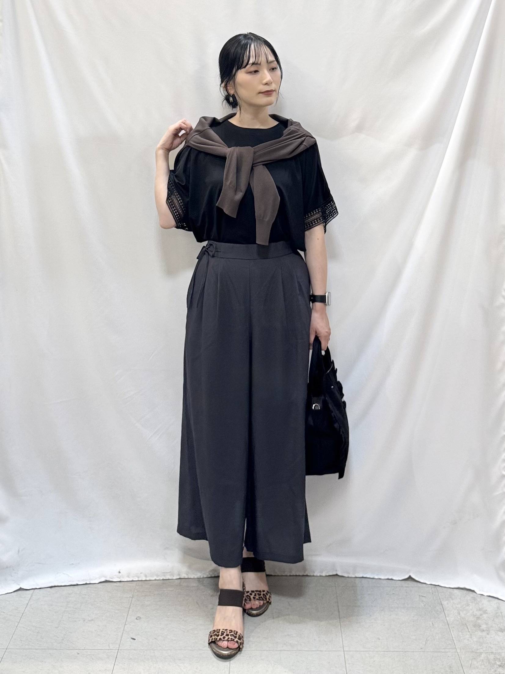𝐇𝐢𝐫𝐨𝐦𝐢さんの「SHOO･LA･RUE｜【UV/洗濯機可/体型カバー】ヒップ周りが隠せる お袖レースTシャツ」を使ったコーディネート