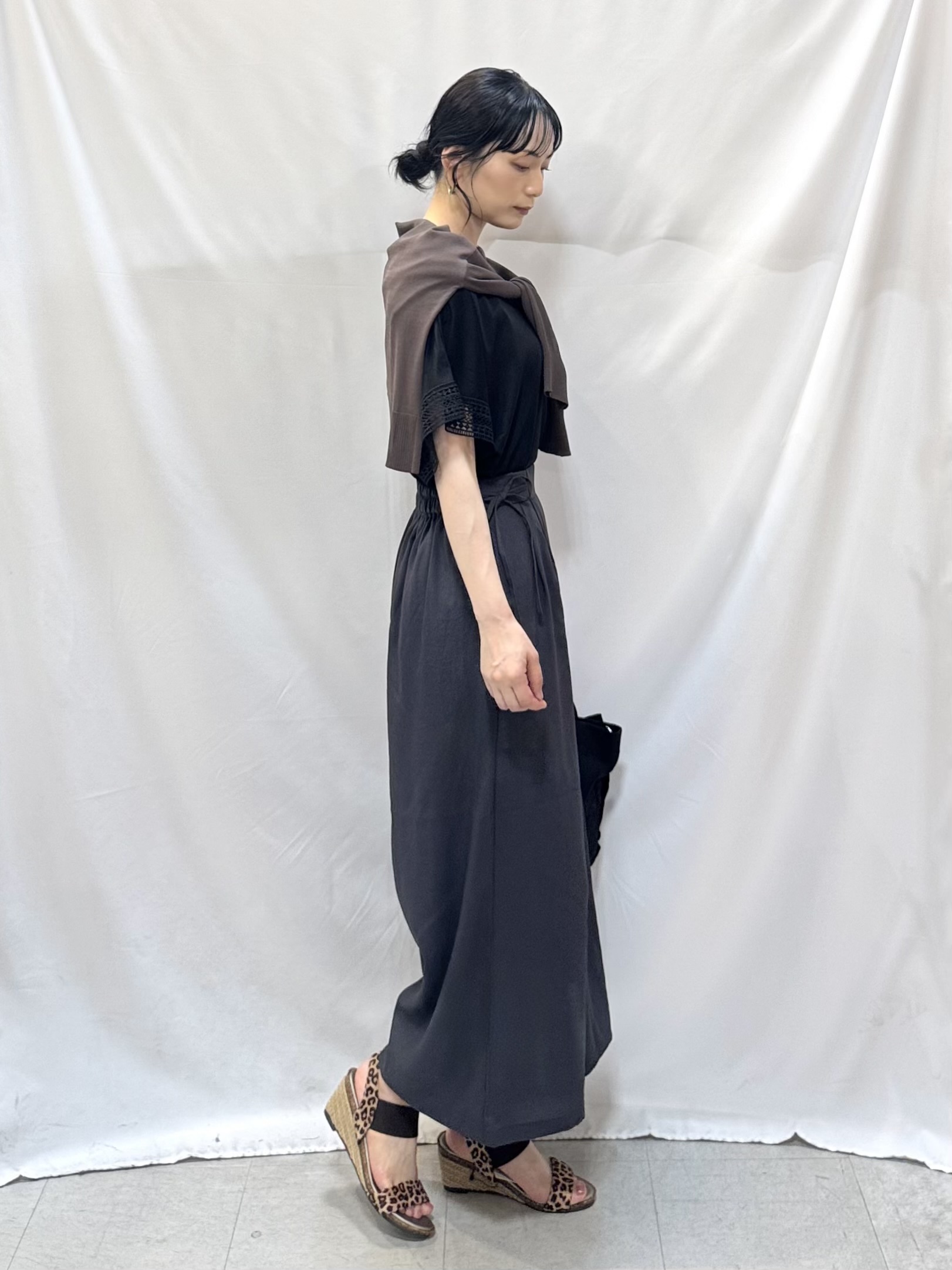 𝐇𝐢𝐫𝐨𝐦𝐢さんの「SHOO･LA･RUE｜【UV/洗濯機可/体型カバー】ヒップ周りが隠せる お袖レースTシャツ」を使ったコーディネート