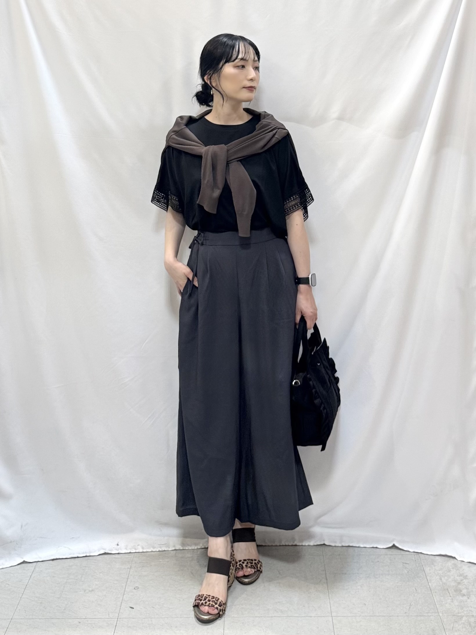 𝐇𝐢𝐫𝐨𝐦𝐢さんの「SHOO･LA･RUE｜【UV/洗濯機可/体型カバー】ヒップ周りが隠せる お袖レースTシャツ」を使ったコーディネート