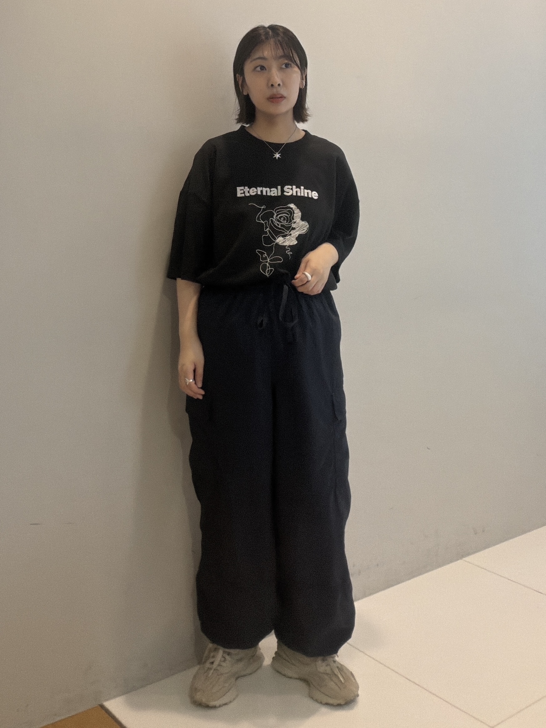 abeさんの「tk.TAKEO KIKUCHI｜ロゴフラワー刺繍Tシャツ」を使ったコーディネート
