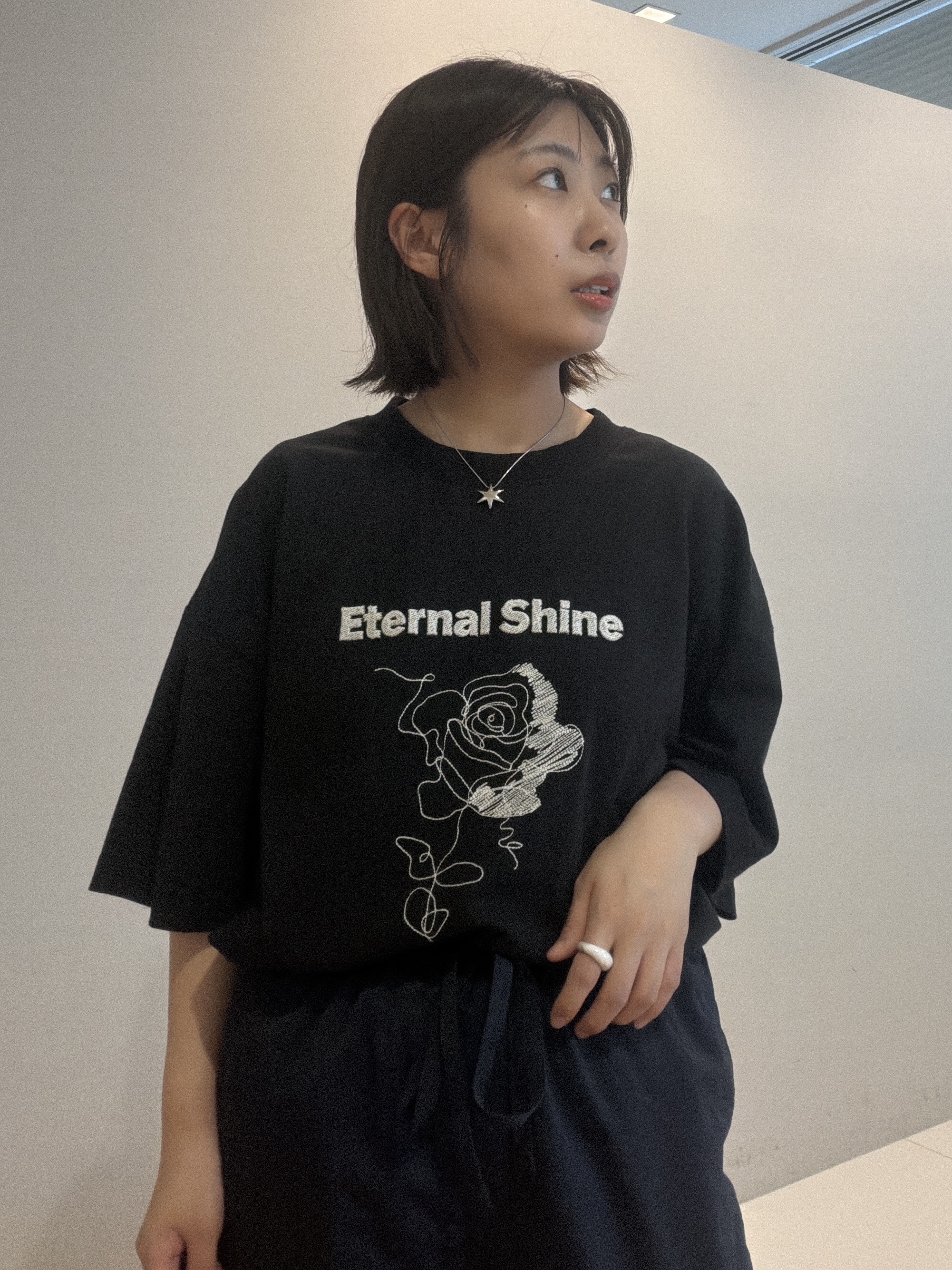 abeさんの「tk.TAKEO KIKUCHI｜ロゴフラワー刺繍Tシャツ」を使ったコーディネート