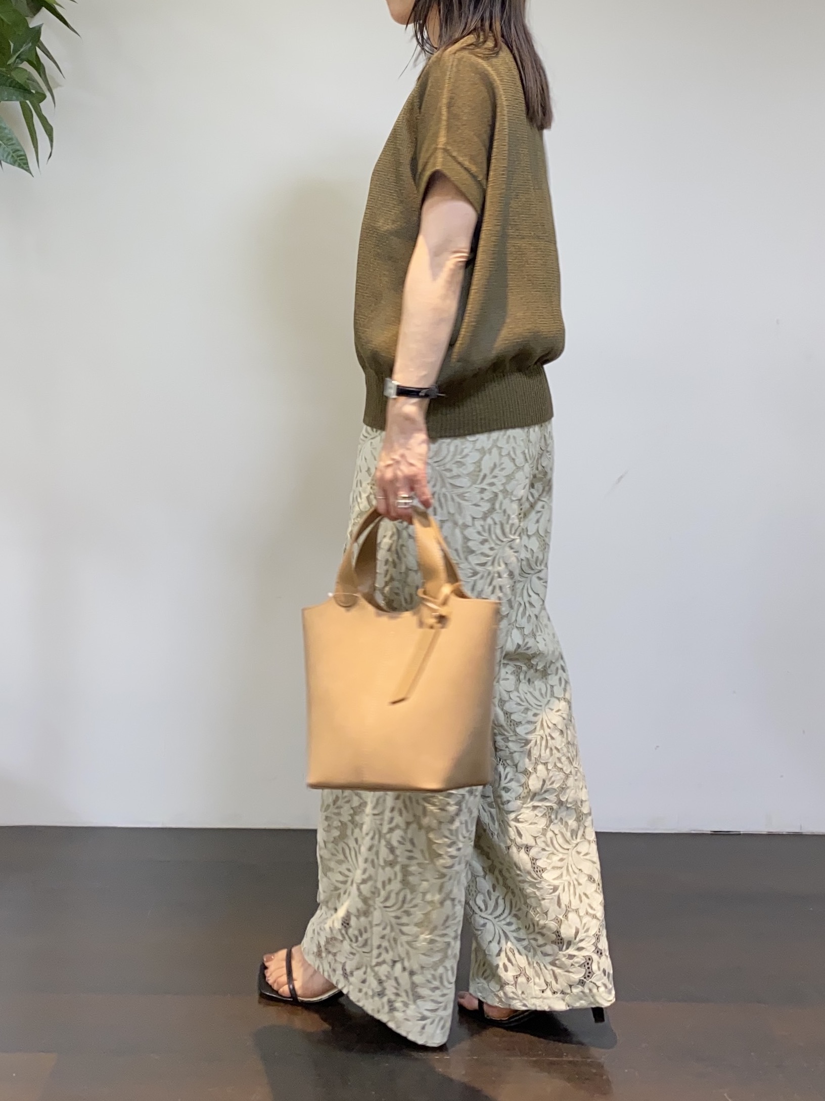 tomoさんの「UNTITLED｜【洗える/清涼感】ドライタッチスリーブレスカーディガン」を使ったコーディネート
