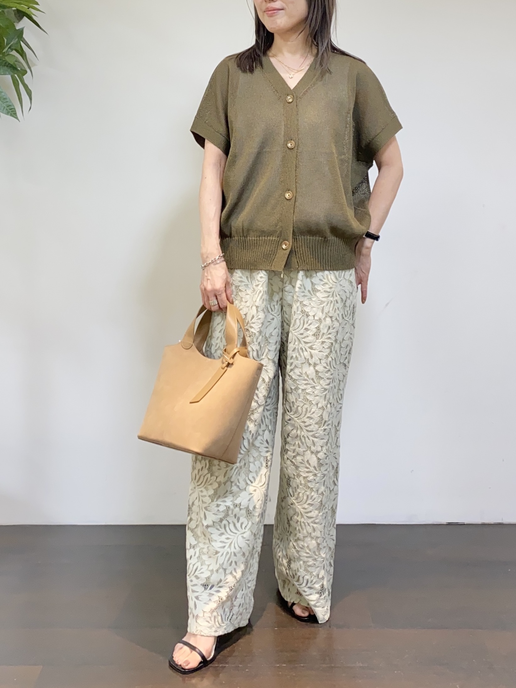 tomoさんの「UNTITLED｜【洗える/清涼感】ドライタッチスリーブレスカーディガン」を使ったコーディネート