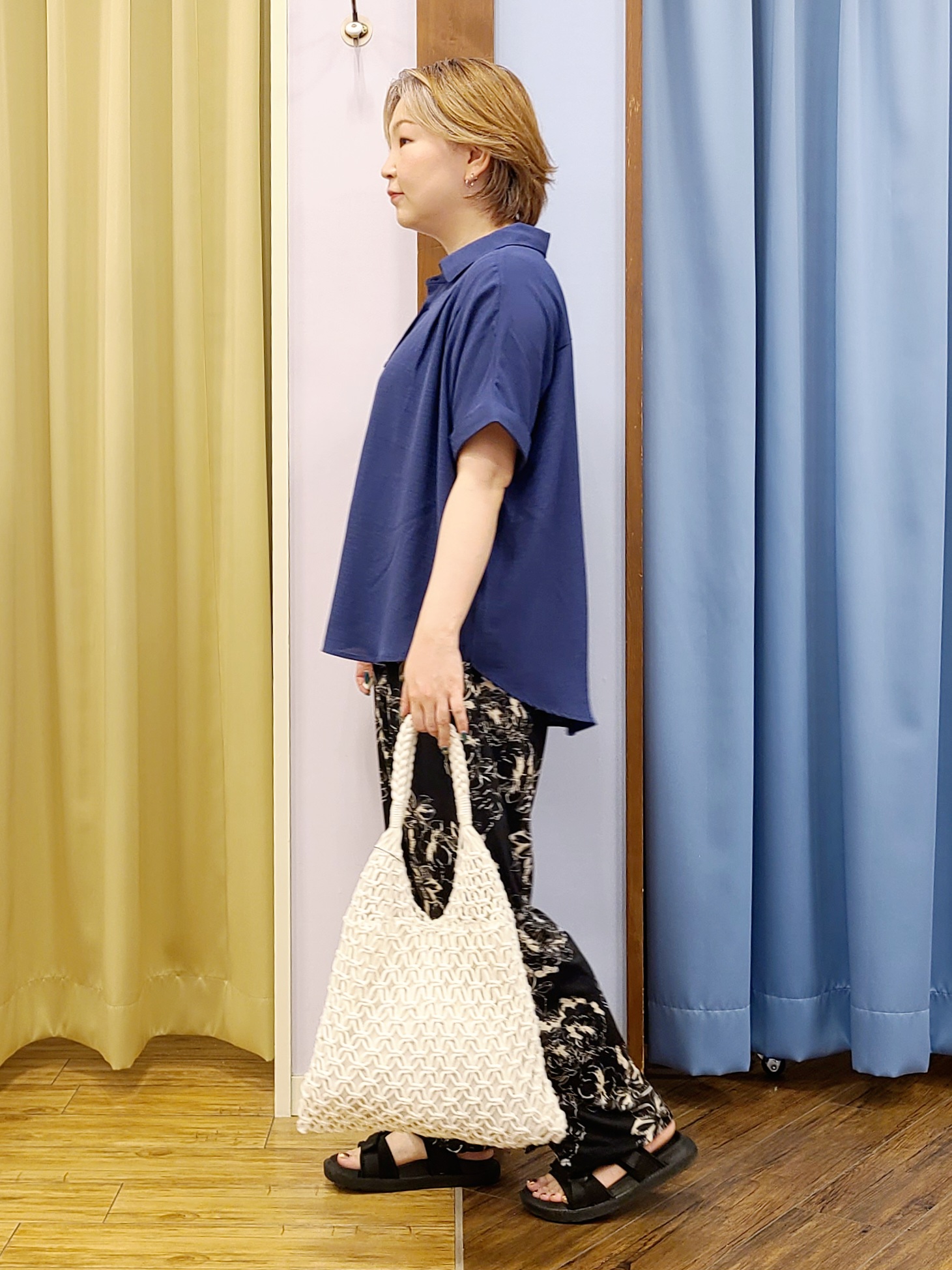 Chiiさんの「SHOO･LA･RUE｜【洗濯後しわになりにくい/体型カバー】二の腕も隠せる　お袖ロールアップ半袖シャツ」を使ったコーディネート