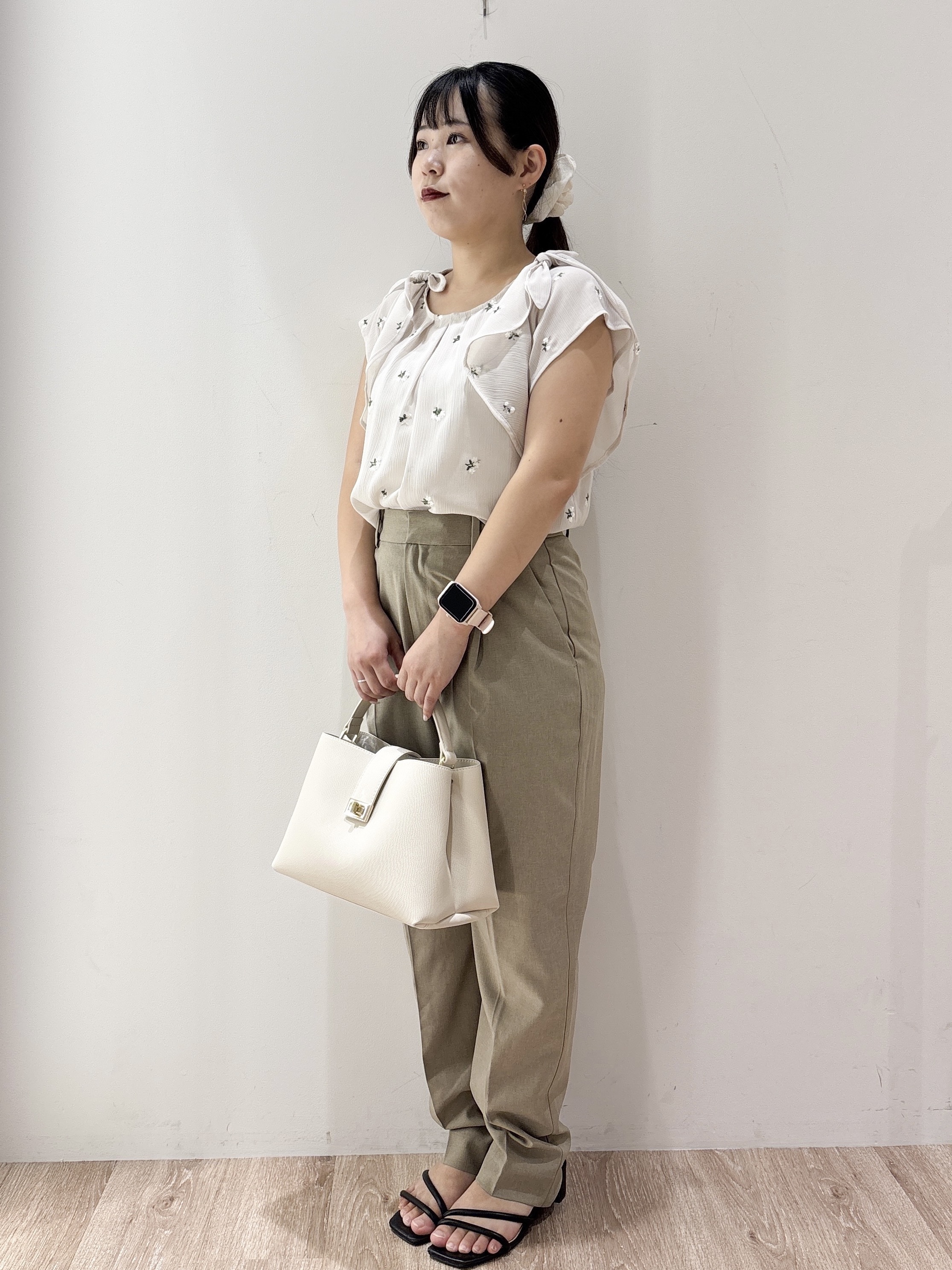 hinachiさんの「OPAQUE.CLIP｜2wayフリルリボン刺繍ブラウス【洗濯機OK／イージーアイロン】」を使ったコーディネート