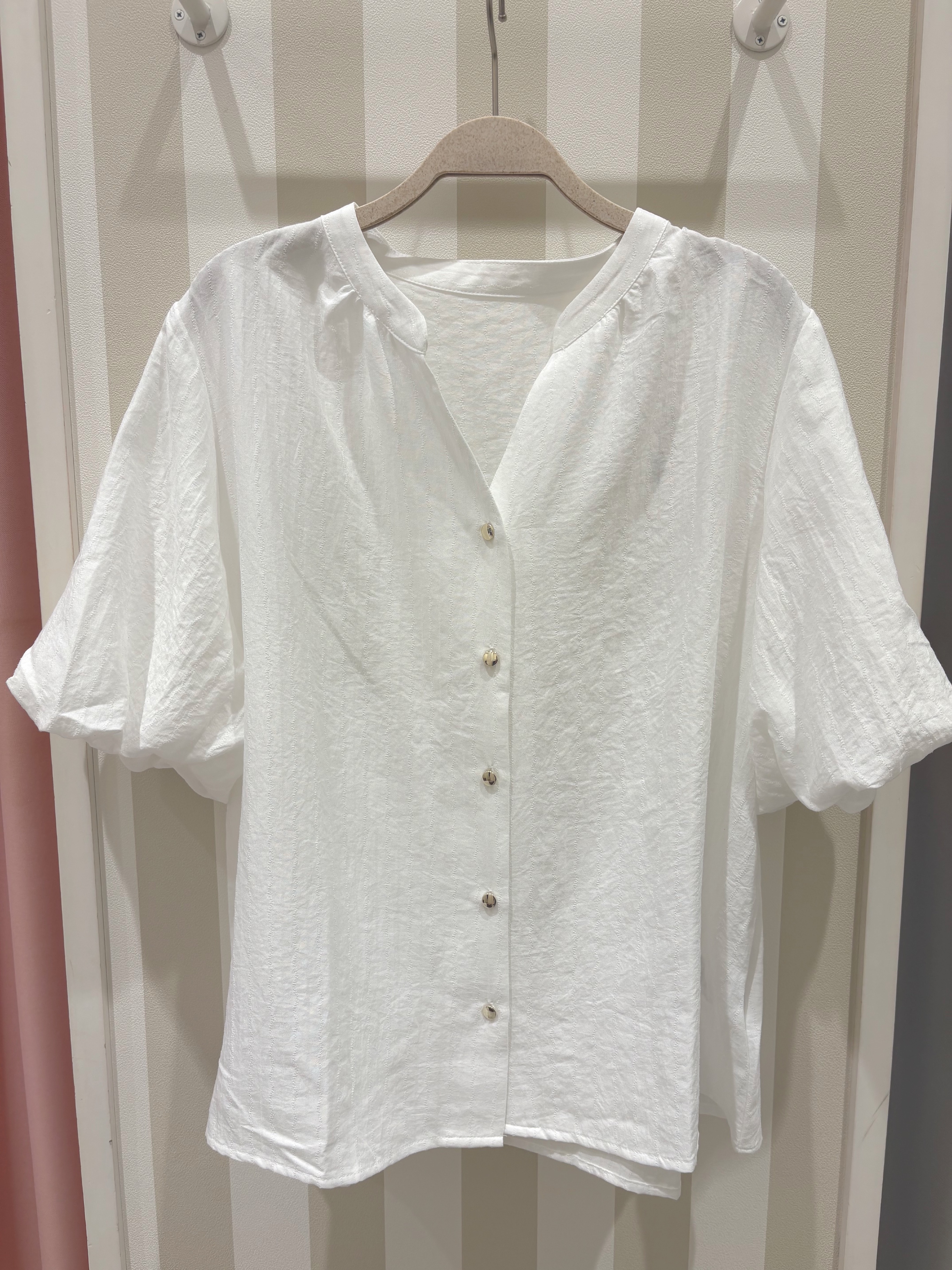 Lunaさんの「SHOO･LA･RUE｜【洗濯機可】バルーンスリーブで二の腕カバー キーネック5分袖ブラウス」を使ったコーディネート