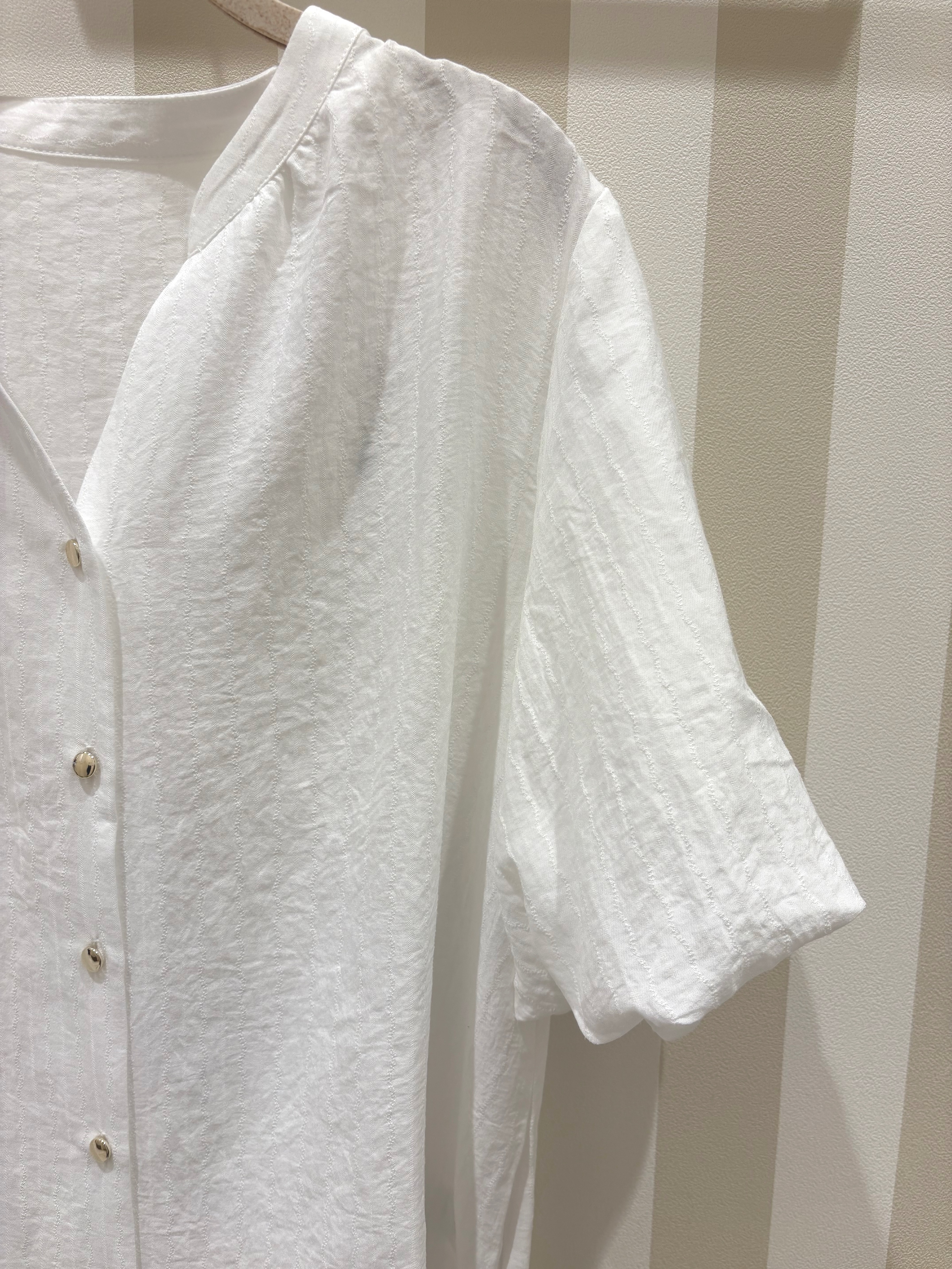 Lunaさんの「SHOO･LA･RUE｜【洗濯機可】バルーンスリーブで二の腕カバー キーネック5分袖ブラウス」を使ったコーディネート