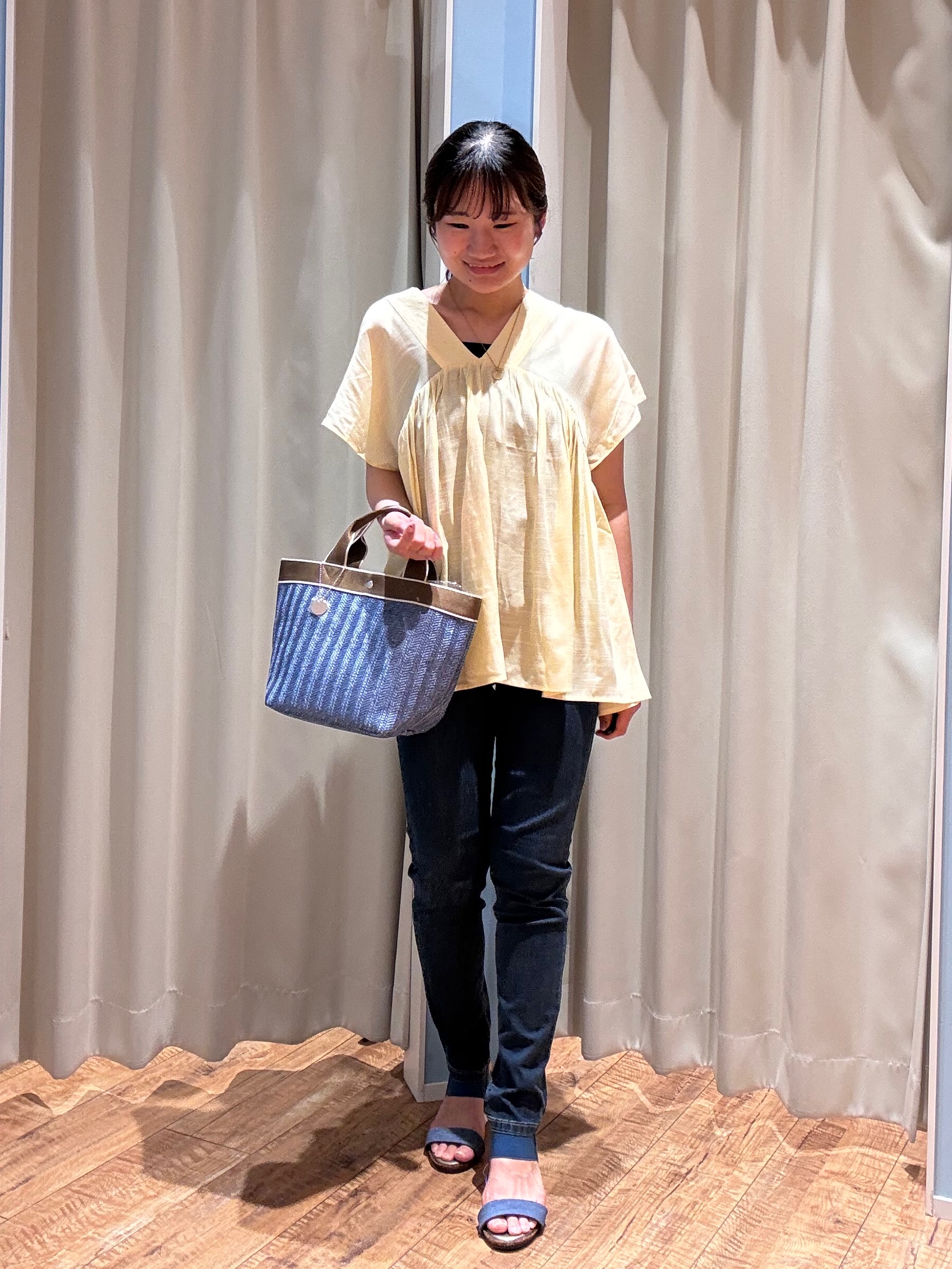 もんちゃんさんの「SHOO･LA･RUE｜【S-LL/洗濯機可/UV/体型カバー】インせず着られる Vネックギャザーブラウス」を使ったコーディネート