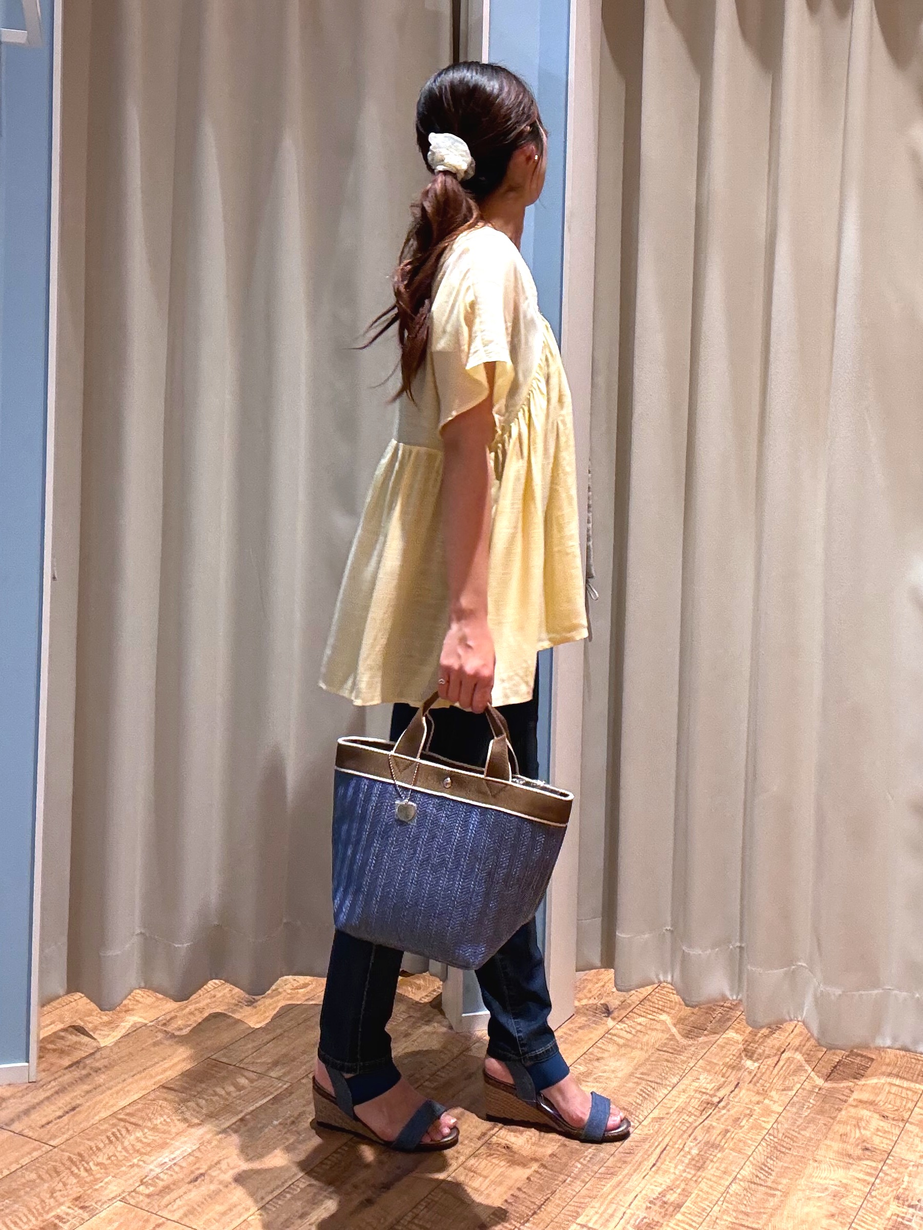 もんちゃんさんの「SHOO･LA･RUE｜【S-LL/洗濯機可/UV/体型カバー】インせず着られる Vネックギャザーブラウス」を使ったコーディネート