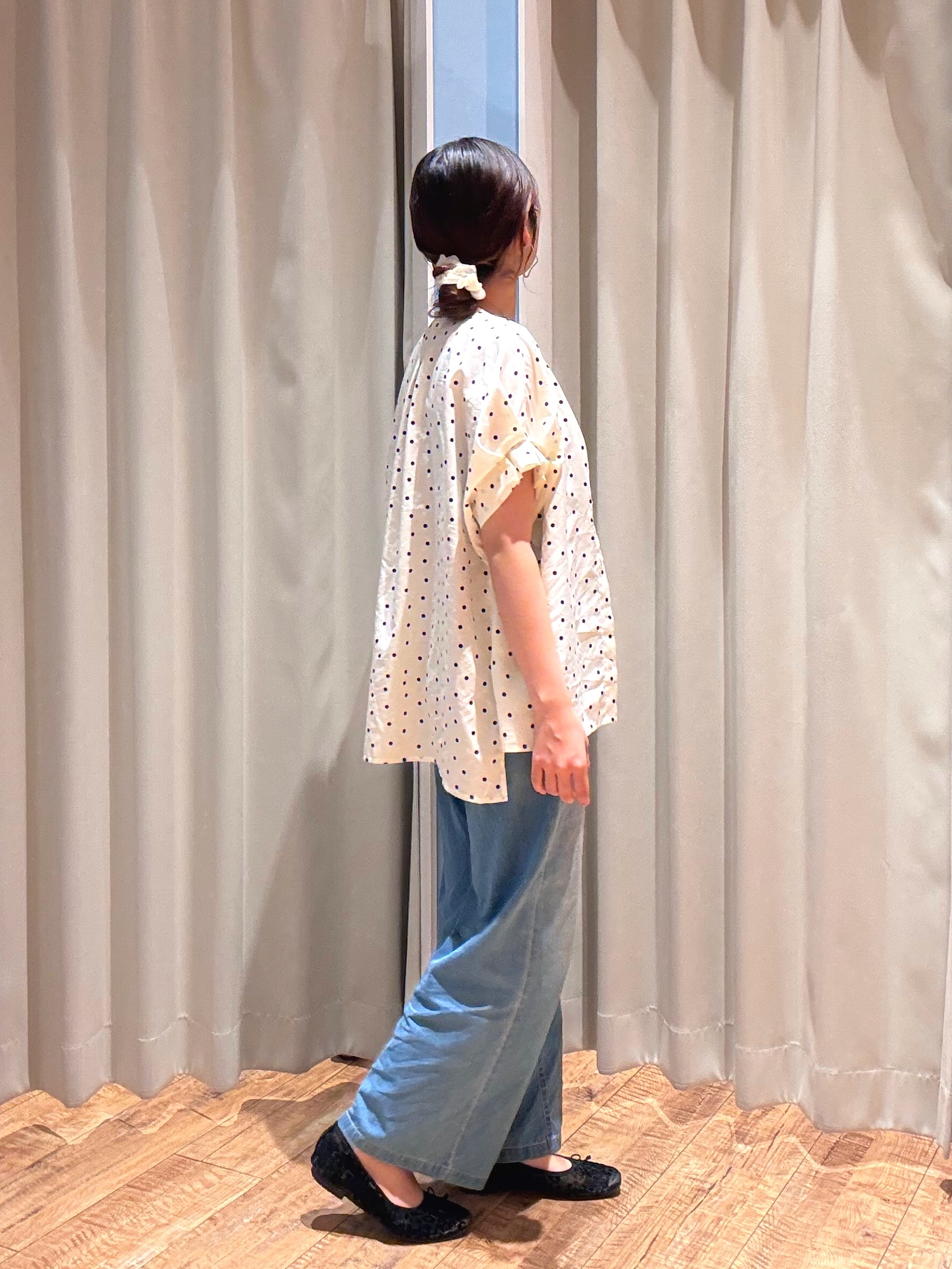 もんちゃんさんの「SHOO･LA･RUE｜【洗濯機可／洗濯後しわになりにくい】大人の甘さをプラスする ドット柄袖タックブラウス」を使ったコーディネート