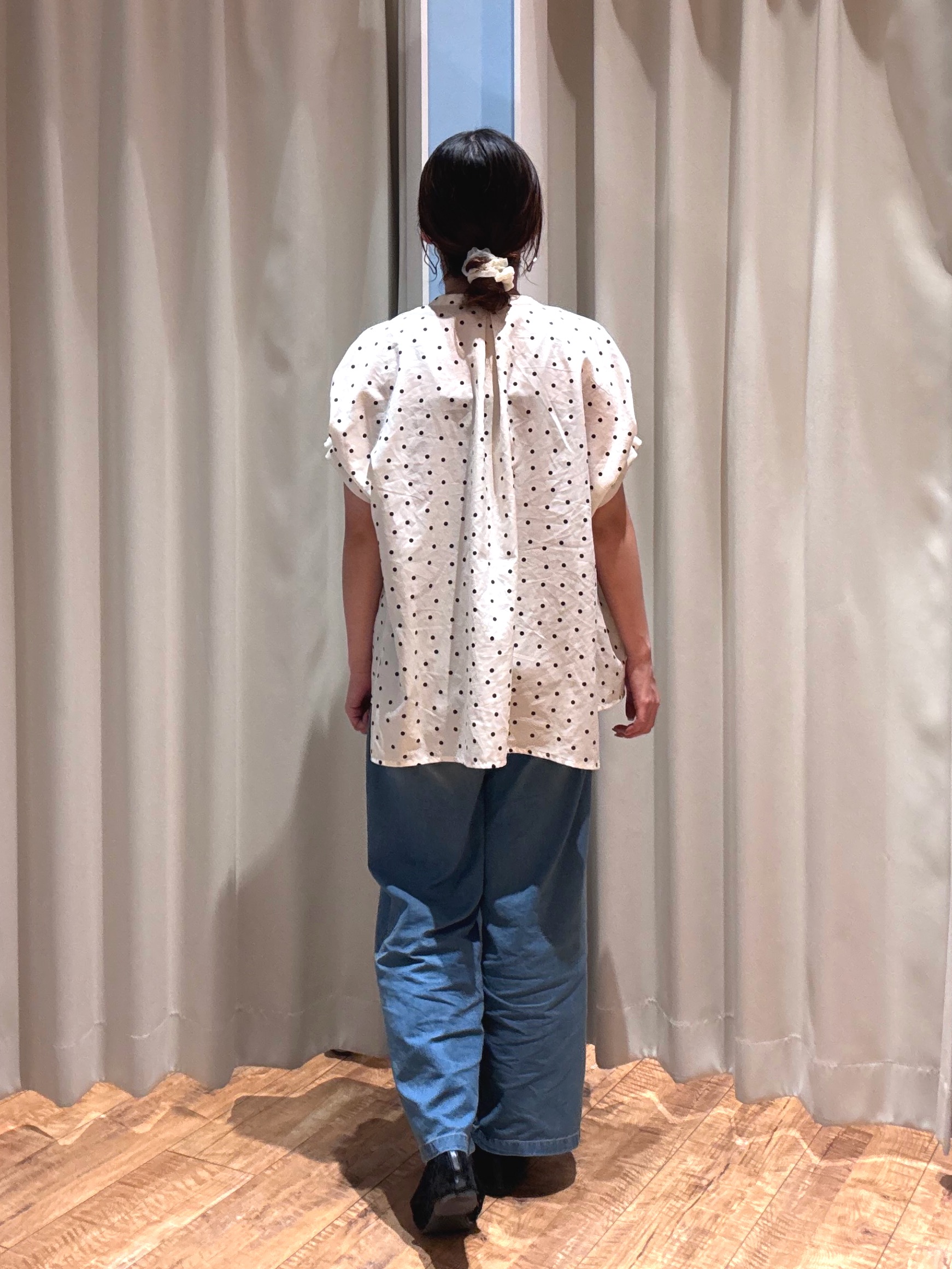 もんちゃんさんの「SHOO･LA･RUE｜【洗濯機可／洗濯後しわになりにくい】大人の甘さをプラスする ドット柄袖タックブラウス」を使ったコーディネート