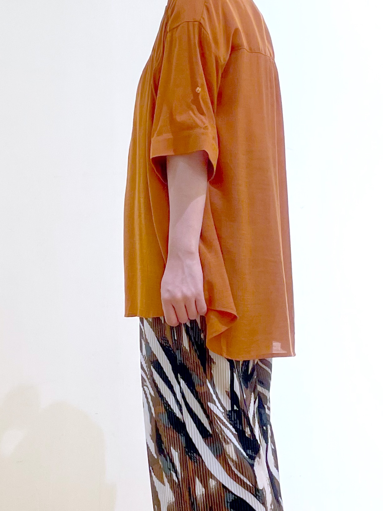 かのさんの「SHOO･LA･RUE｜【UV/洗濯機可】お袖の長さが調整出来る シャーリングスキッパーブラウス」を使ったコーディネート