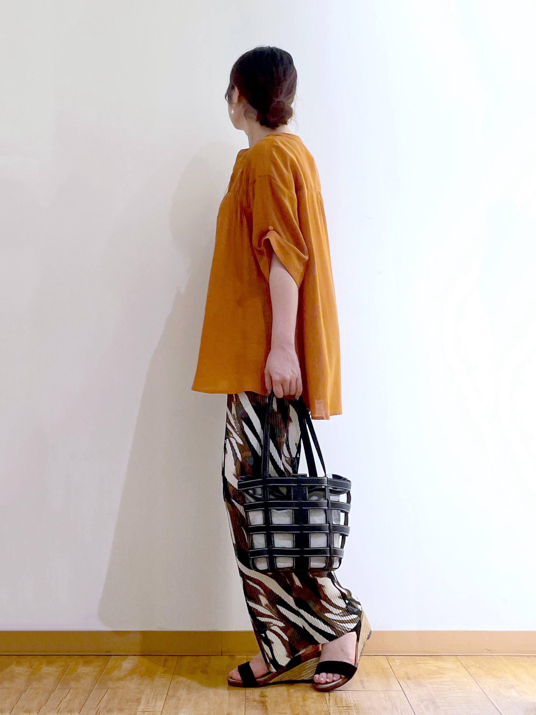 かのさんの「SHOO･LA･RUE｜【UV/洗濯機可】お袖の長さが調整出来る シャーリングスキッパーブラウス」を使ったコーディネート