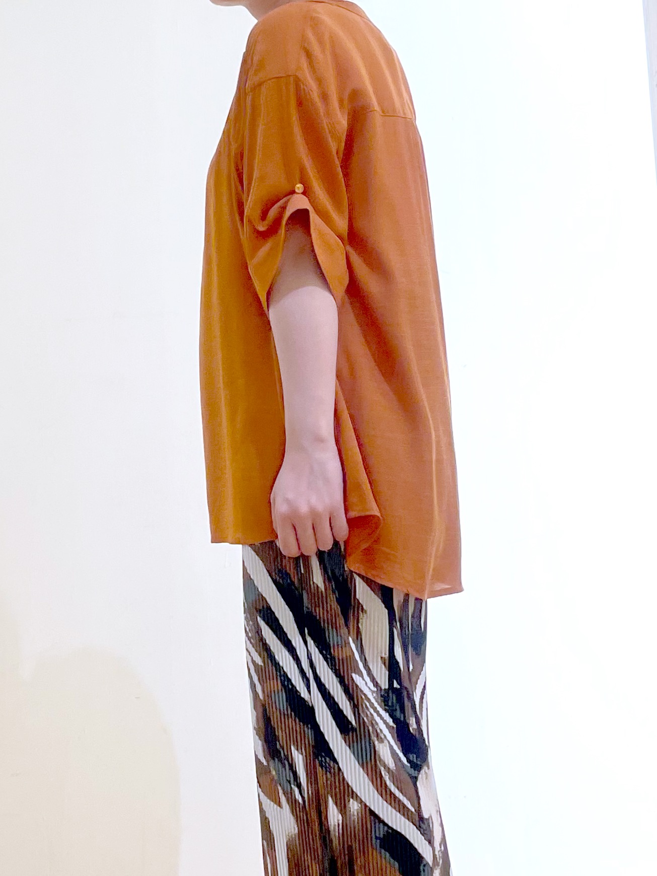かのさんの「SHOO･LA･RUE｜【UV/洗濯機可】お袖の長さが調整出来る シャーリングスキッパーブラウス」を使ったコーディネート