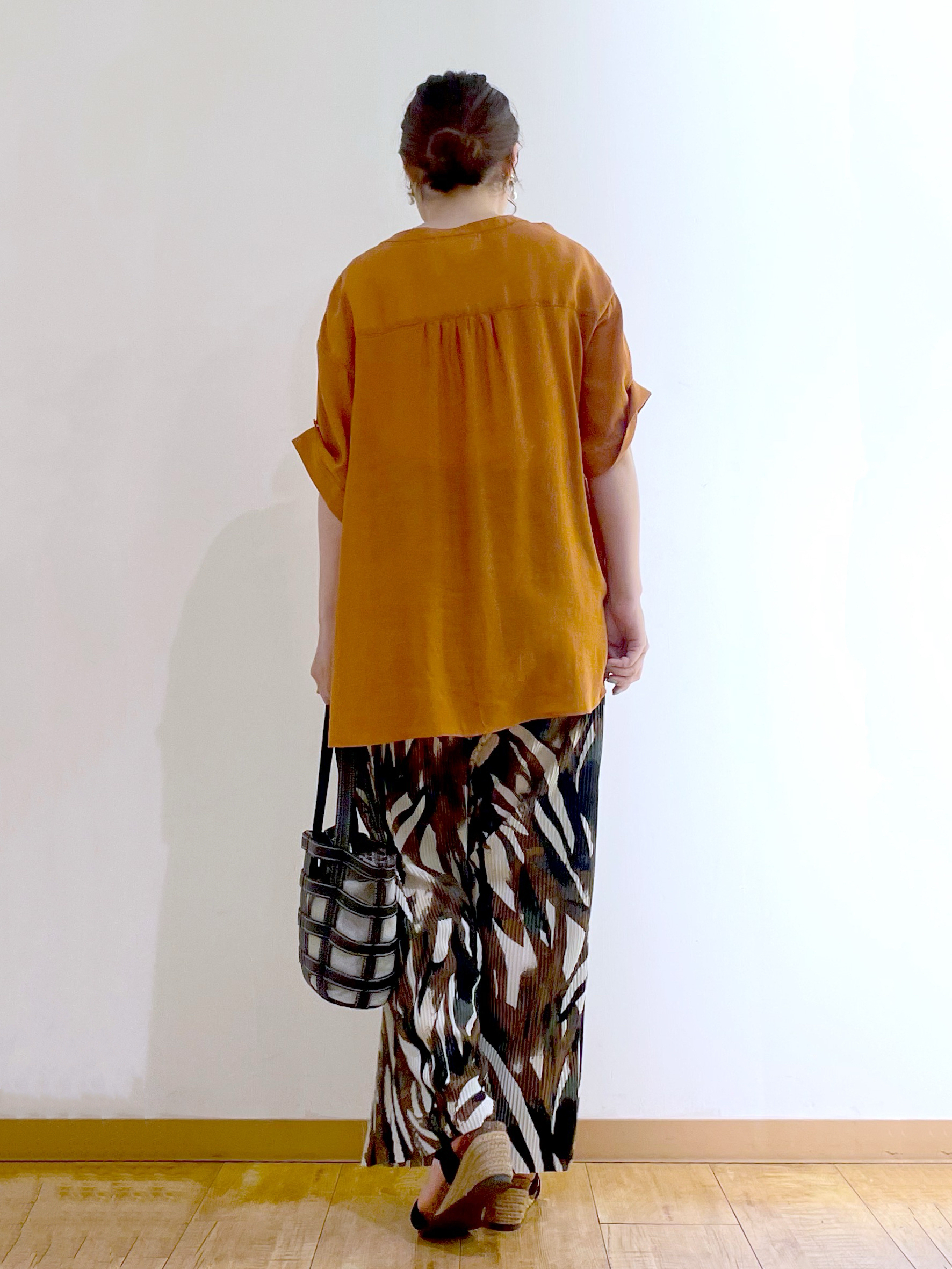 かのさんの「SHOO･LA･RUE｜【UV/洗濯機可】お袖の長さが調整出来る シャーリングスキッパーブラウス」を使ったコーディネート