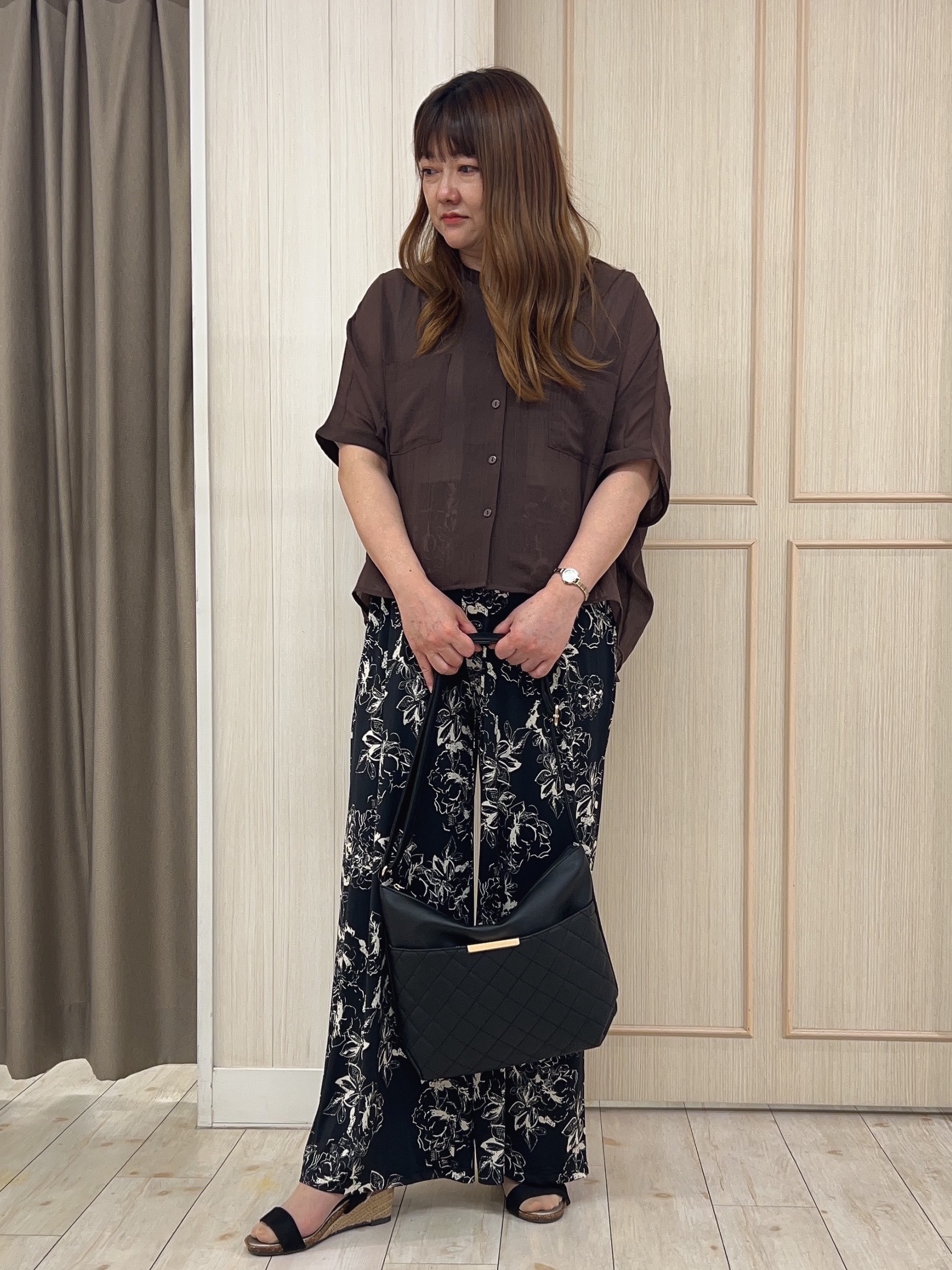 akiさんの「SHOO･LA･RUE｜【洗濯機可/選べる6色】程よいシアー感が涼し気 ゆったりワッシャードルマンブラウス」を使ったコーディネート
