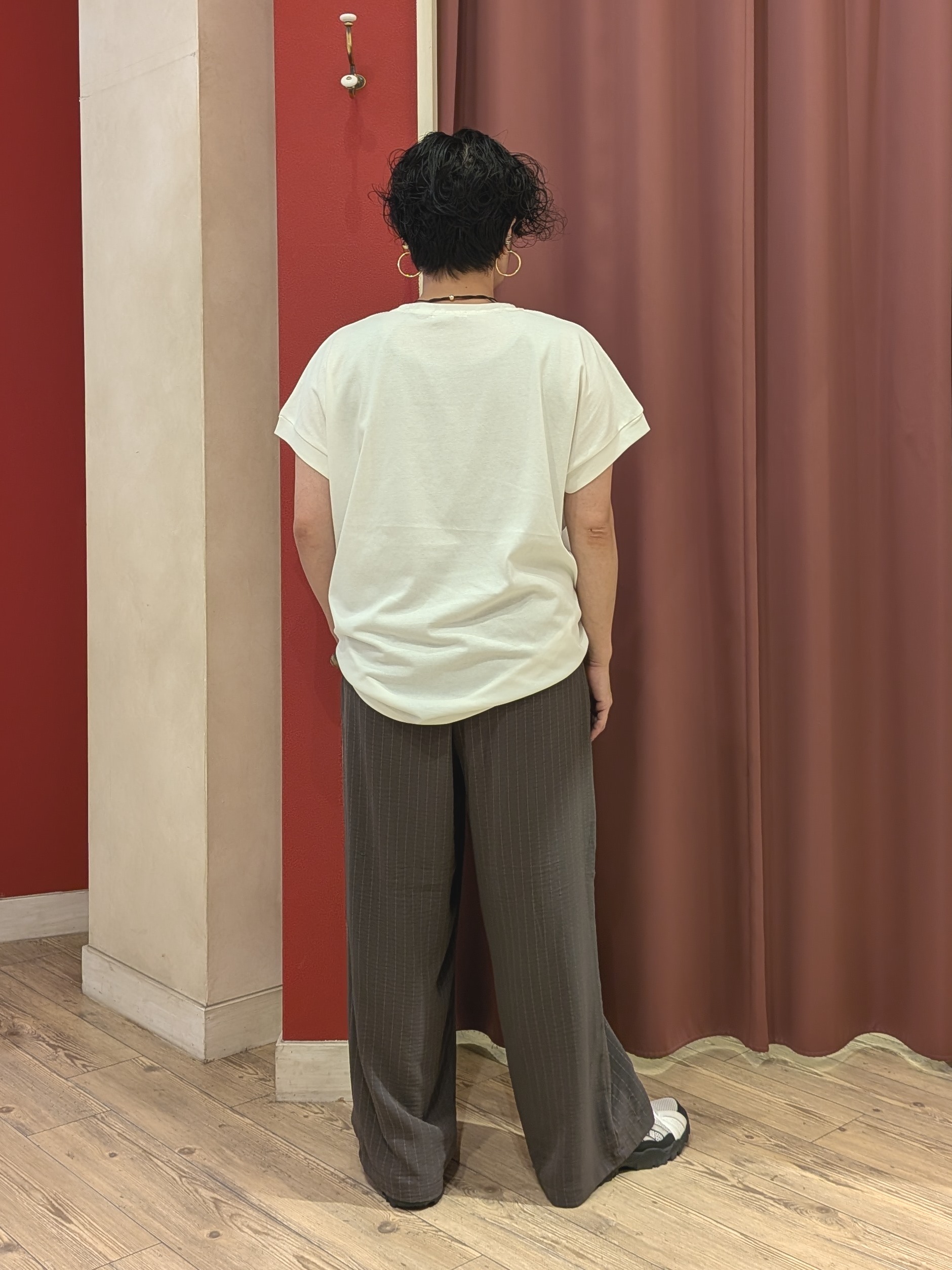 cameさんの「SHOO･LA･RUE｜【汗じみ防止/S-LL/体型カバー/洗濯機可】汗じみが気になりにくい 大人の刺繍ロゴTシャツ」を使ったコーディネート