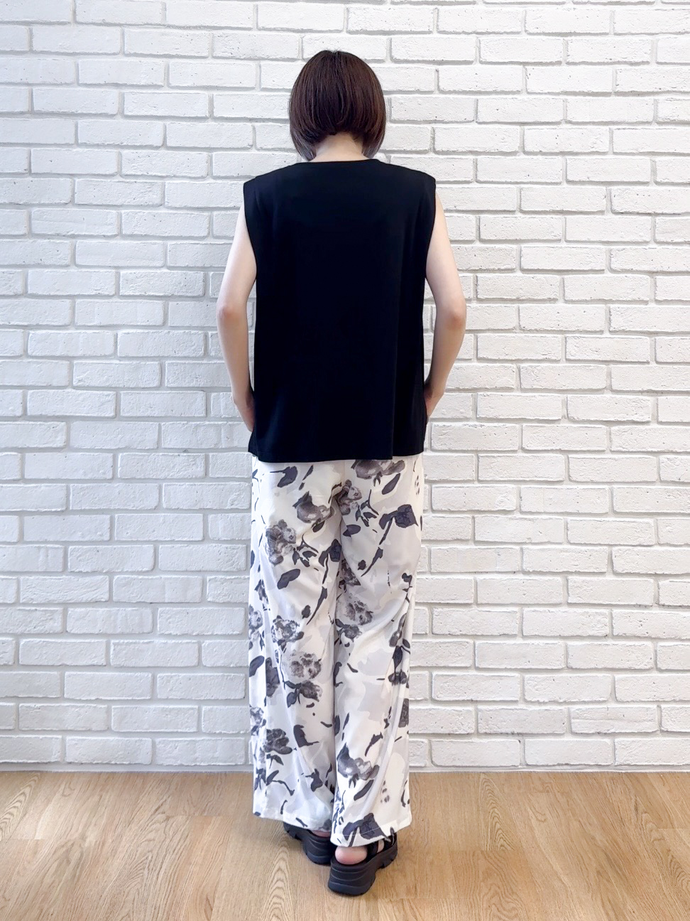 𝐜𝐡𝐢𝐤𝐚さんの「SHOO･LA･RUE｜【UVカット/接触冷感】上品に涼し気 とろみタックノースリーブトップス」を使ったコーディネート