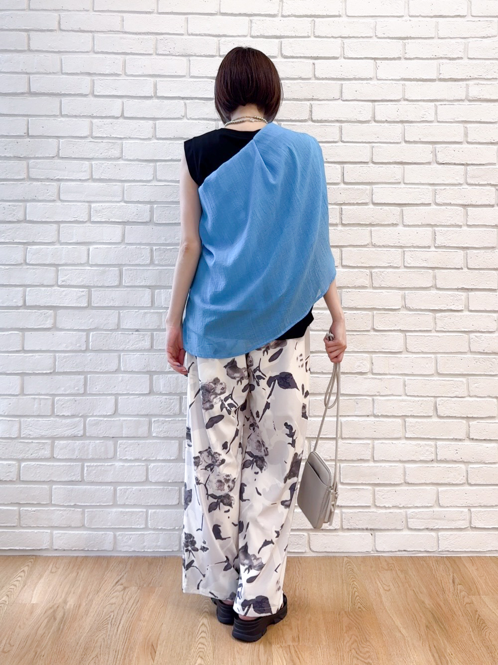 𝐜𝐡𝐢𝐤𝐚さんの「SHOO･LA･RUE｜【UVカット/接触冷感】上品に涼し気 とろみタックノースリーブトップス」を使ったコーディネート