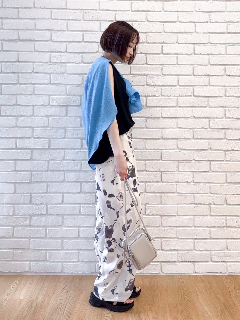 𝐜𝐡𝐢𝐤𝐚さんの「SHOO･LA･RUE｜【UVカット/接触冷感】上品に涼し気 とろみタックノースリーブトップス」を使ったコーディネート