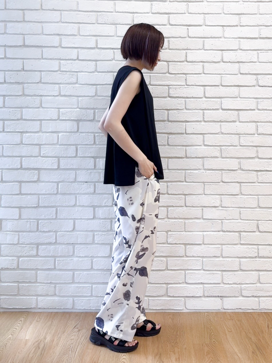 𝐜𝐡𝐢𝐤𝐚さんの「SHOO･LA･RUE｜【UVカット/接触冷感】上品に涼し気 とろみタックノースリーブトップス」を使ったコーディネート