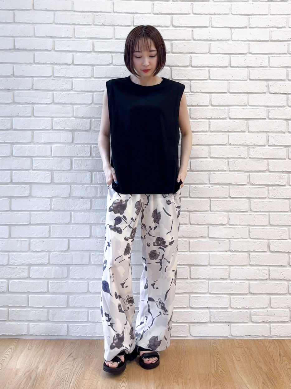 𝐜𝐡𝐢𝐤𝐚さんの「SHOO･LA･RUE｜【UVカット/接触冷感】上品に涼し気 とろみタックノースリーブトップス」を使ったコーディネート