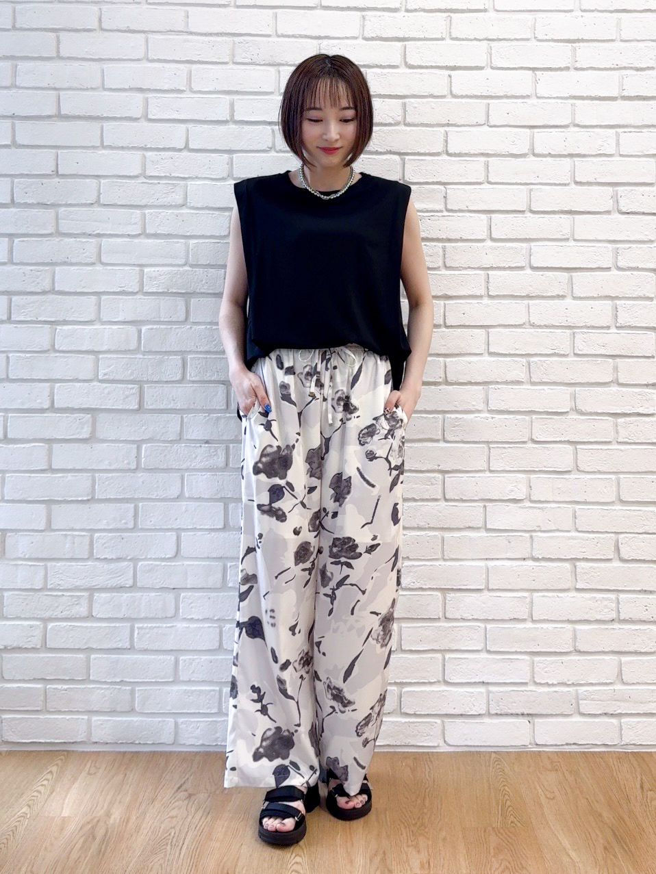 𝐜𝐡𝐢𝐤𝐚さんの「SHOO･LA･RUE｜【UVカット/接触冷感】上品に涼し気 とろみタックノースリーブトップス」を使ったコーディネート