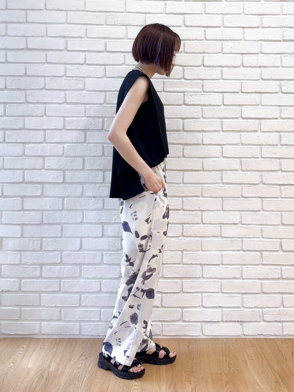 𝐜𝐡𝐢𝐤𝐚さんの「SHOO･LA･RUE｜【UVカット/接触冷感】上品に涼し気 とろみタックノースリーブトップス」を使ったコーディネート