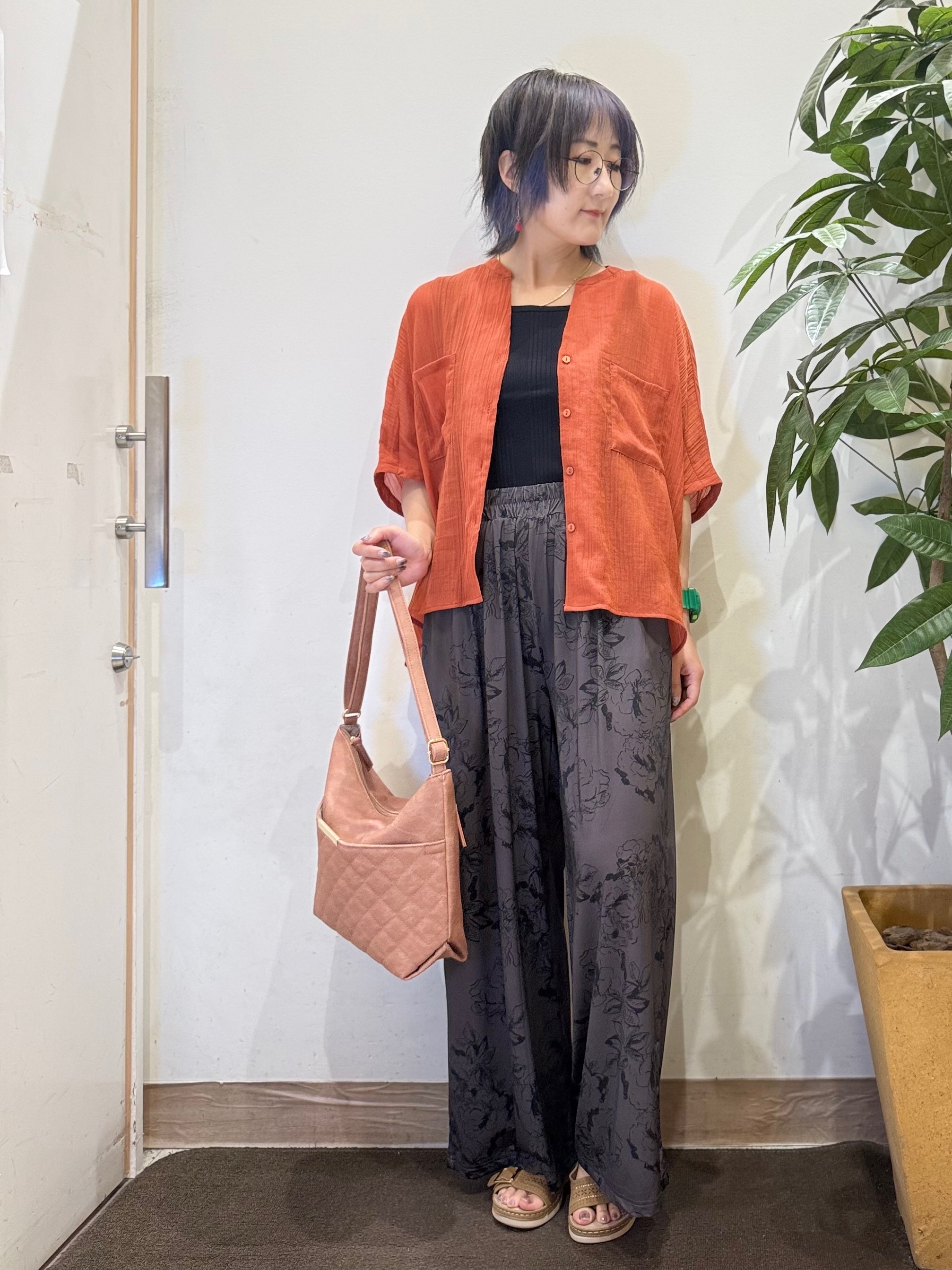 misakiさんの「SHOO･LA･RUE｜【洗濯機可/選べる6色】程よいシアー感が涼し気 ゆったりワッシャードルマンブラウス」を使ったコーディネート